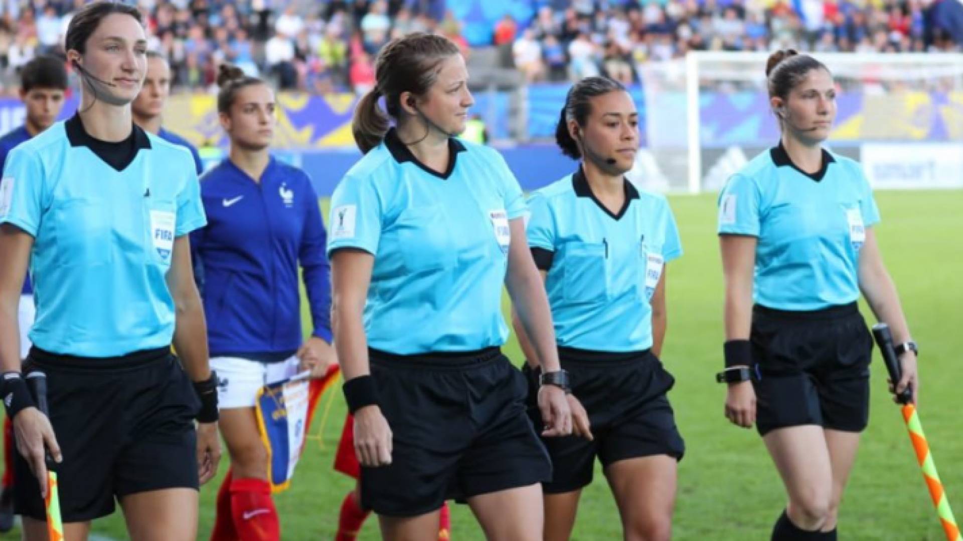 طاقم تحكيم من السيدات