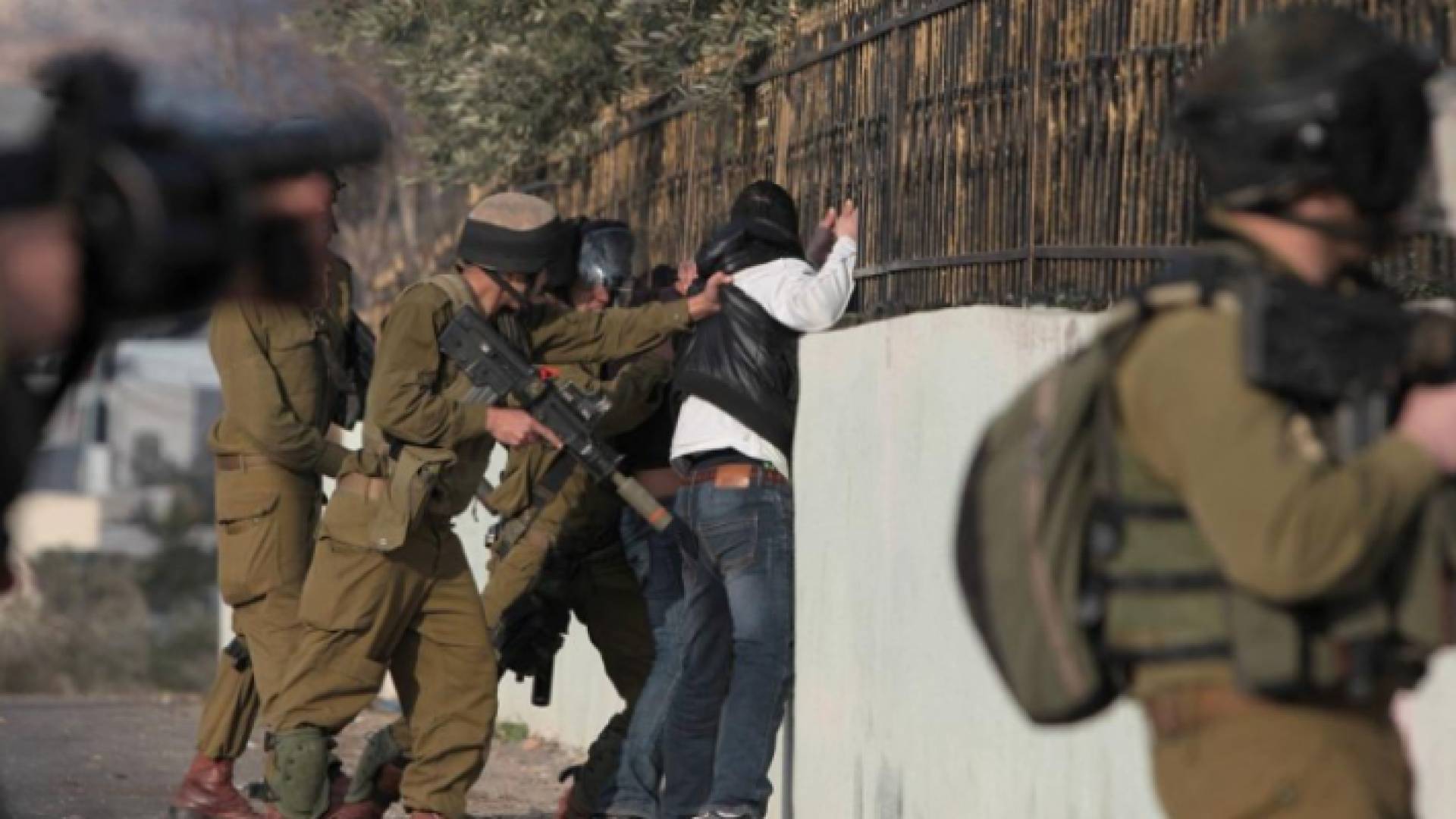 قوات الاحتلال تعتقل فلسطينيا - ارشيفية