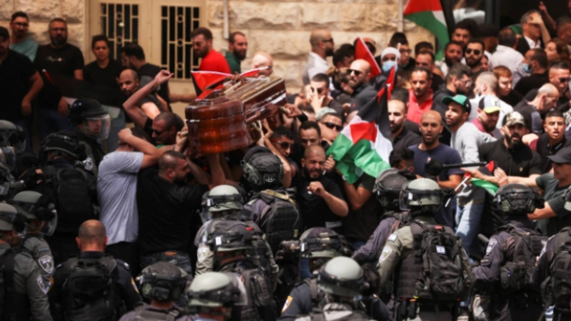 خلال تشييع الصحافية الشهيدة شيرين أبو عاقلة