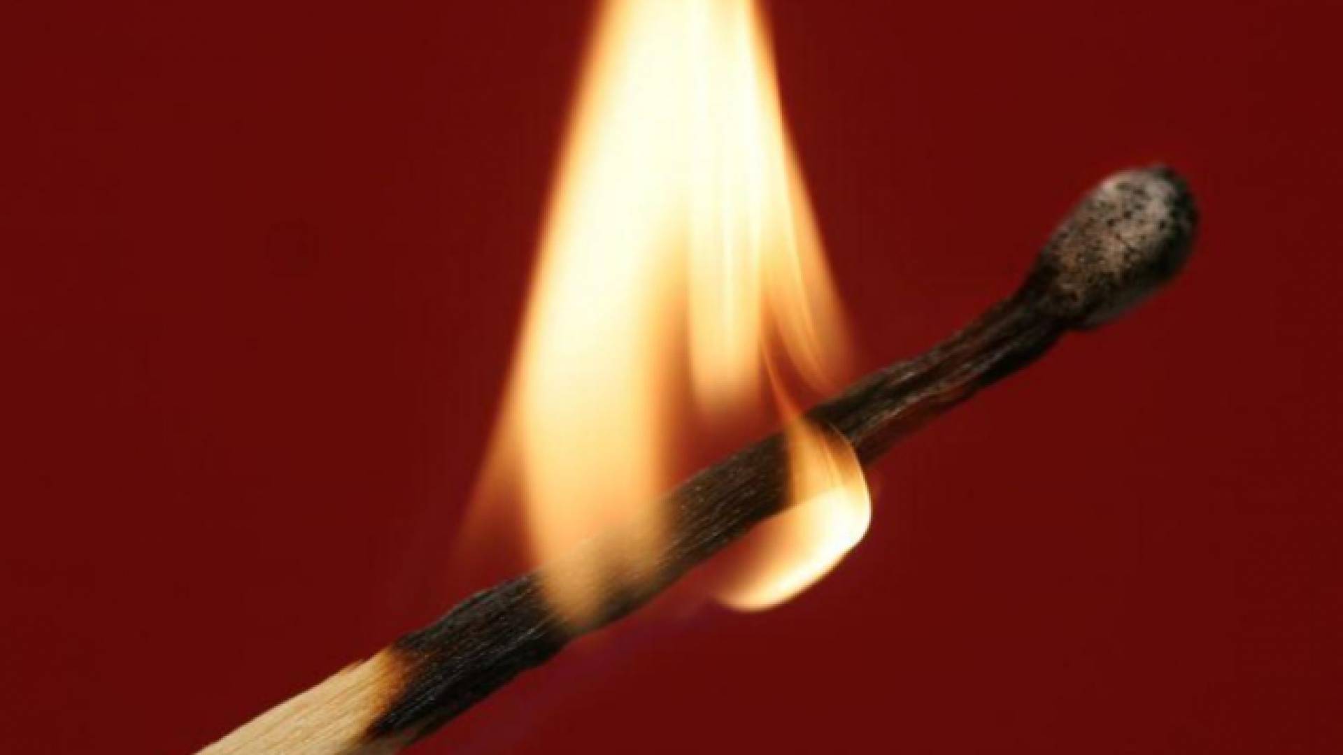 مواطن يهدد بإحراق نفسه في الجوفة