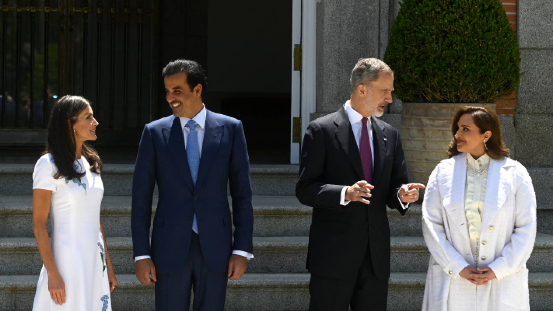 أول ظهور لزوجة أمير قطر في زيارة خارجية - صور