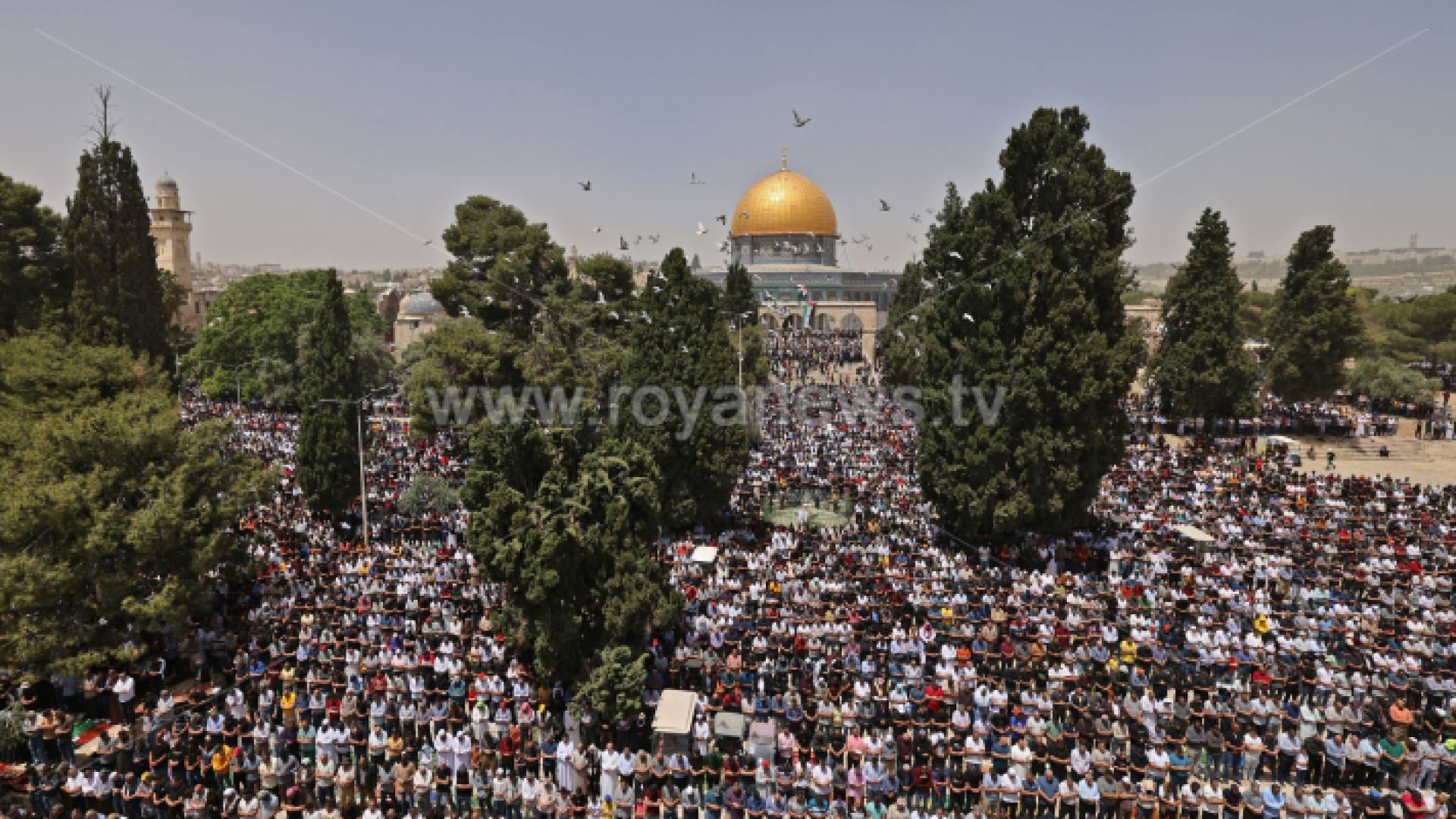 فلسطينيون يؤدون صلاة الجمعة في المسجد الأقصى - أرشيفية