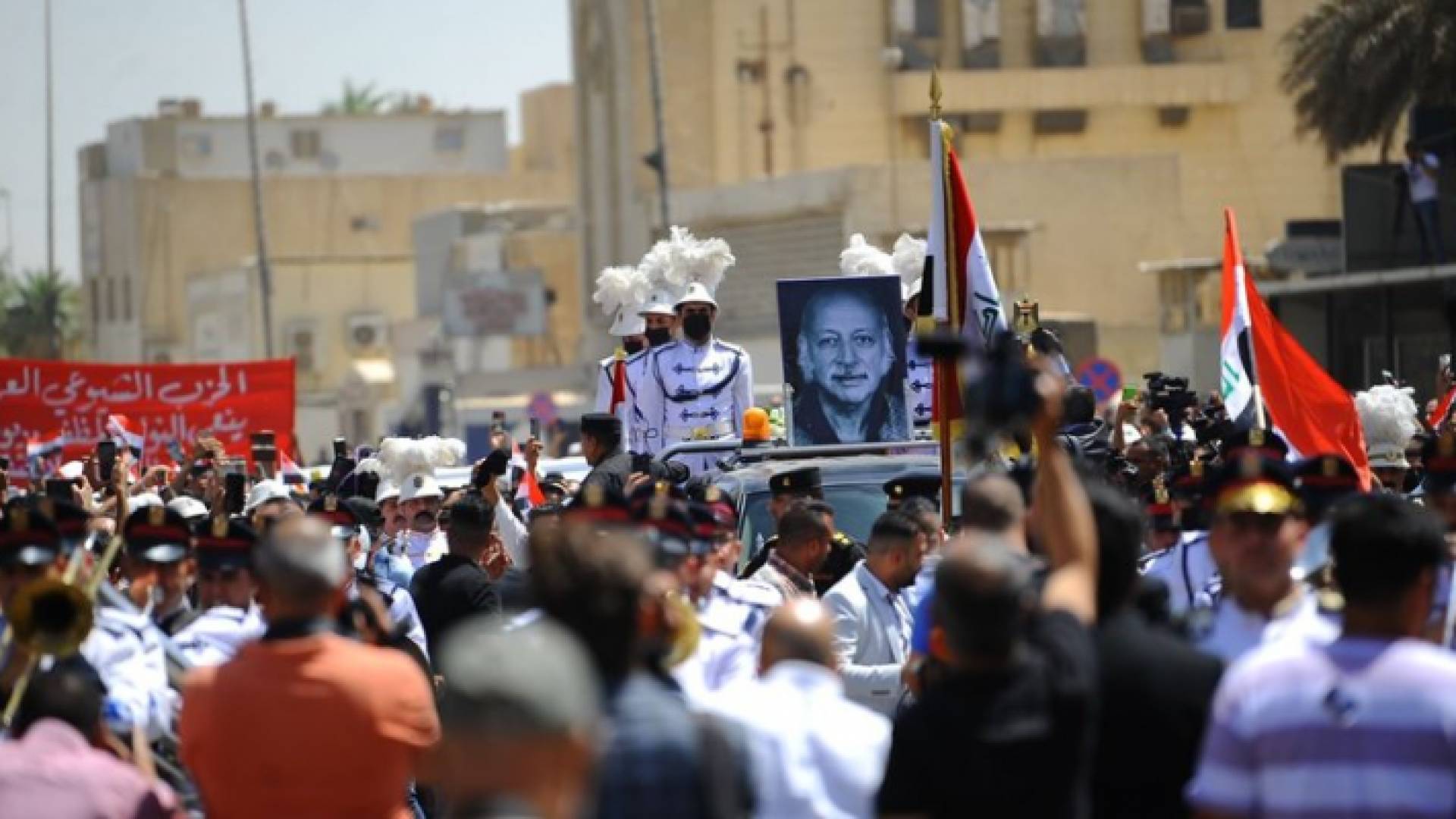 تشييع رسمي وشعبي كبير للشاعر مظفر النواب في العراق