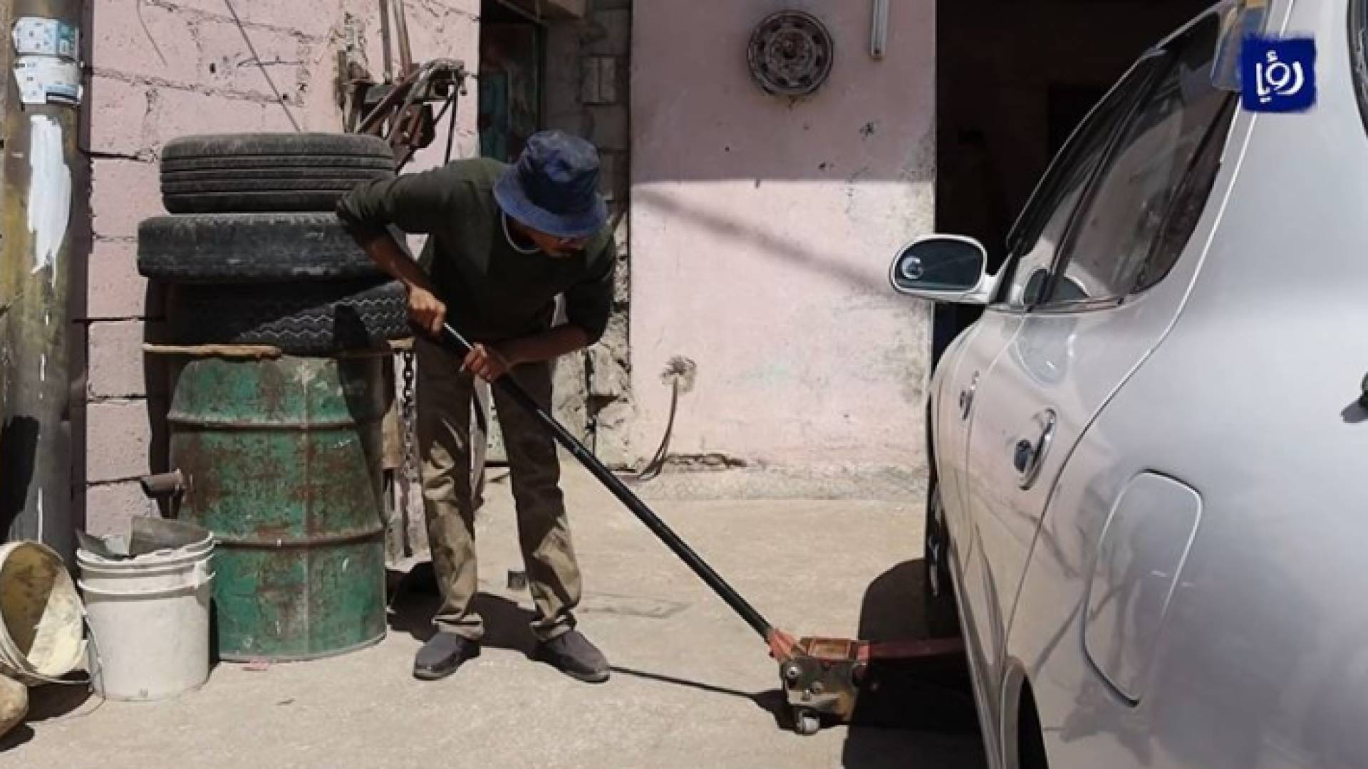 خريج جامعي يكسر ثقافة العيب لمساعدة عائلته