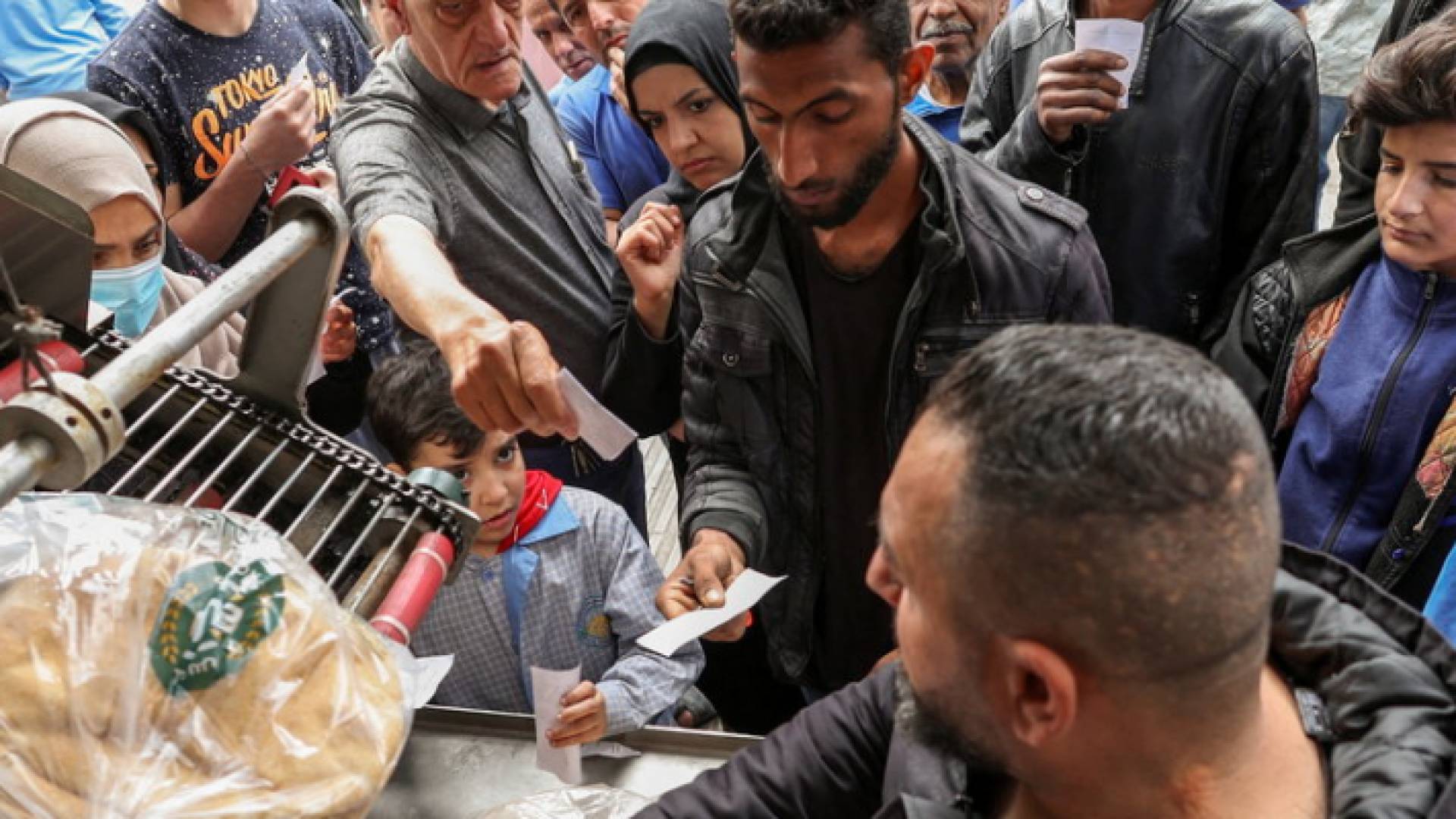 مناطق عدة في لبنان تشهد نقصا كبيرا في مادة الخبز