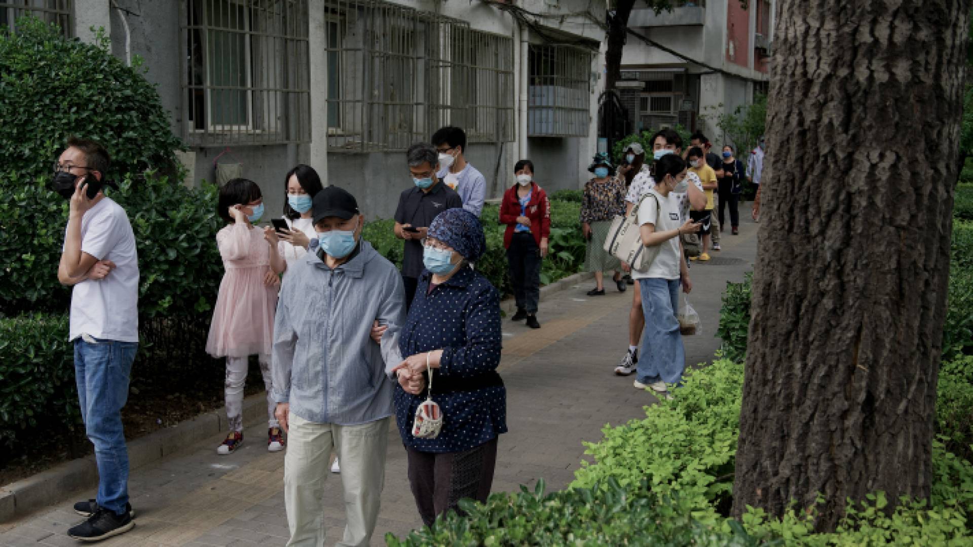 بكين ترسل آلاف السكان إلى الحجر الصحي رغم فحوصهم السلبية