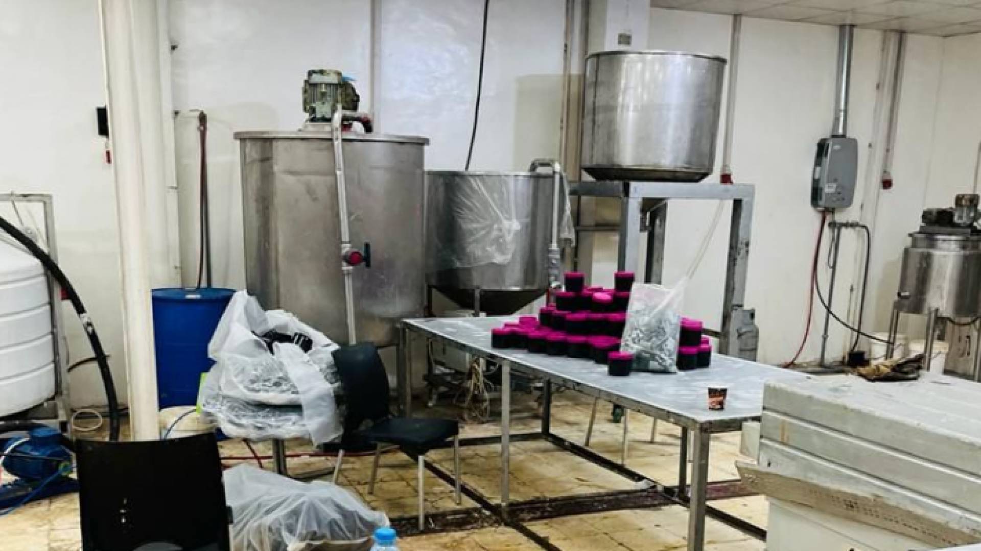 إغلاق مصنع مواد تجميل استخدم 30 طنا من مواد منتهية الصلاحية