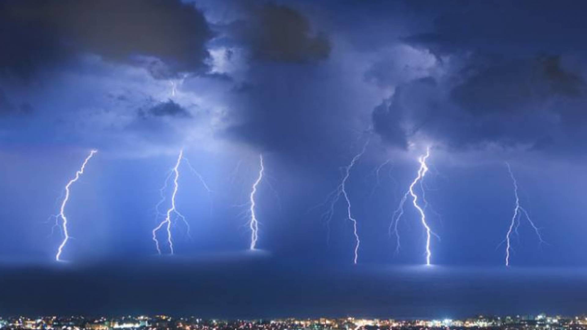 صورة توضيحية لعاصفة رعدية