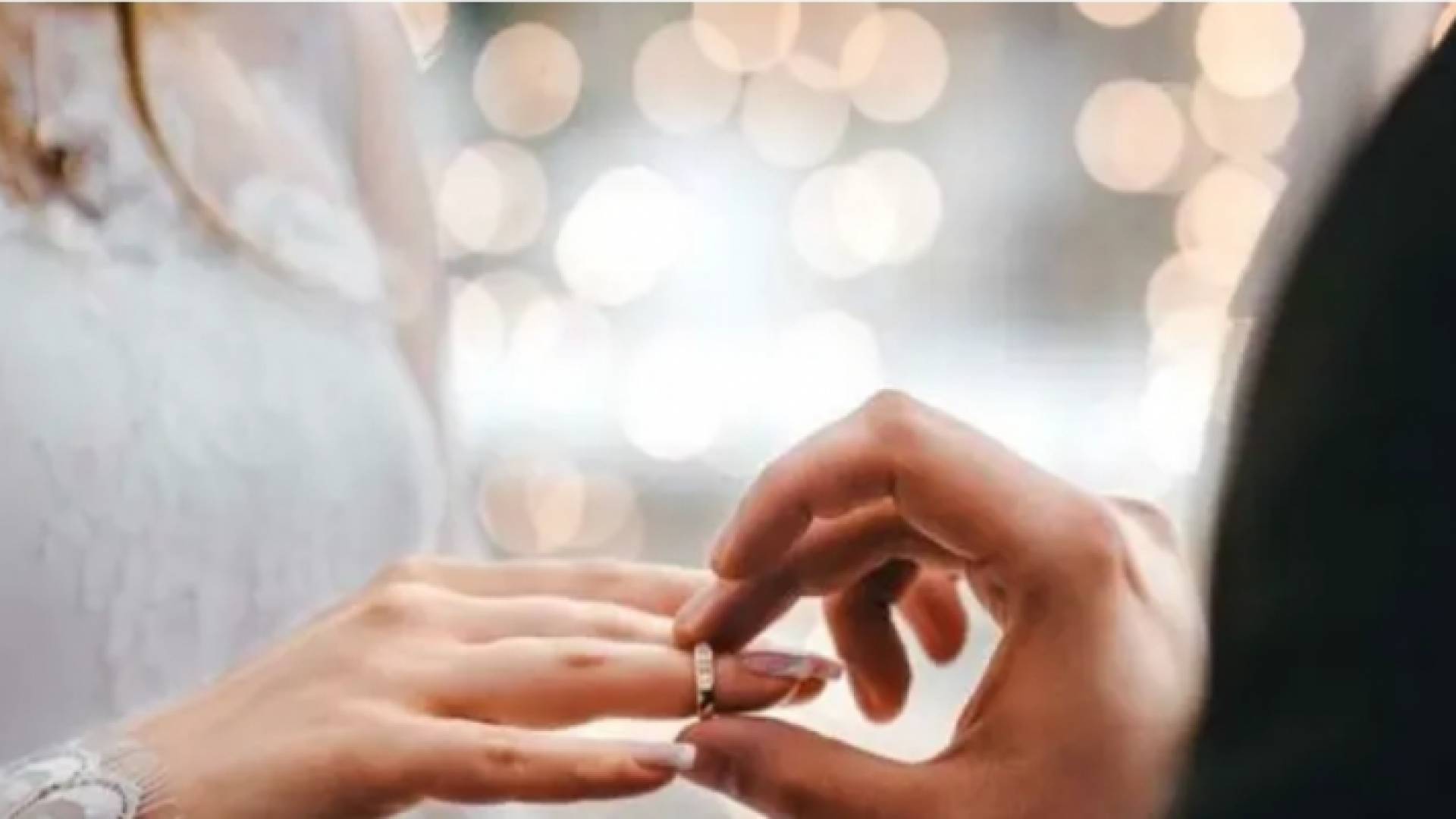 مصر.. رجل يجبر زوجته على حضور حفل خطوبته على صديقتها