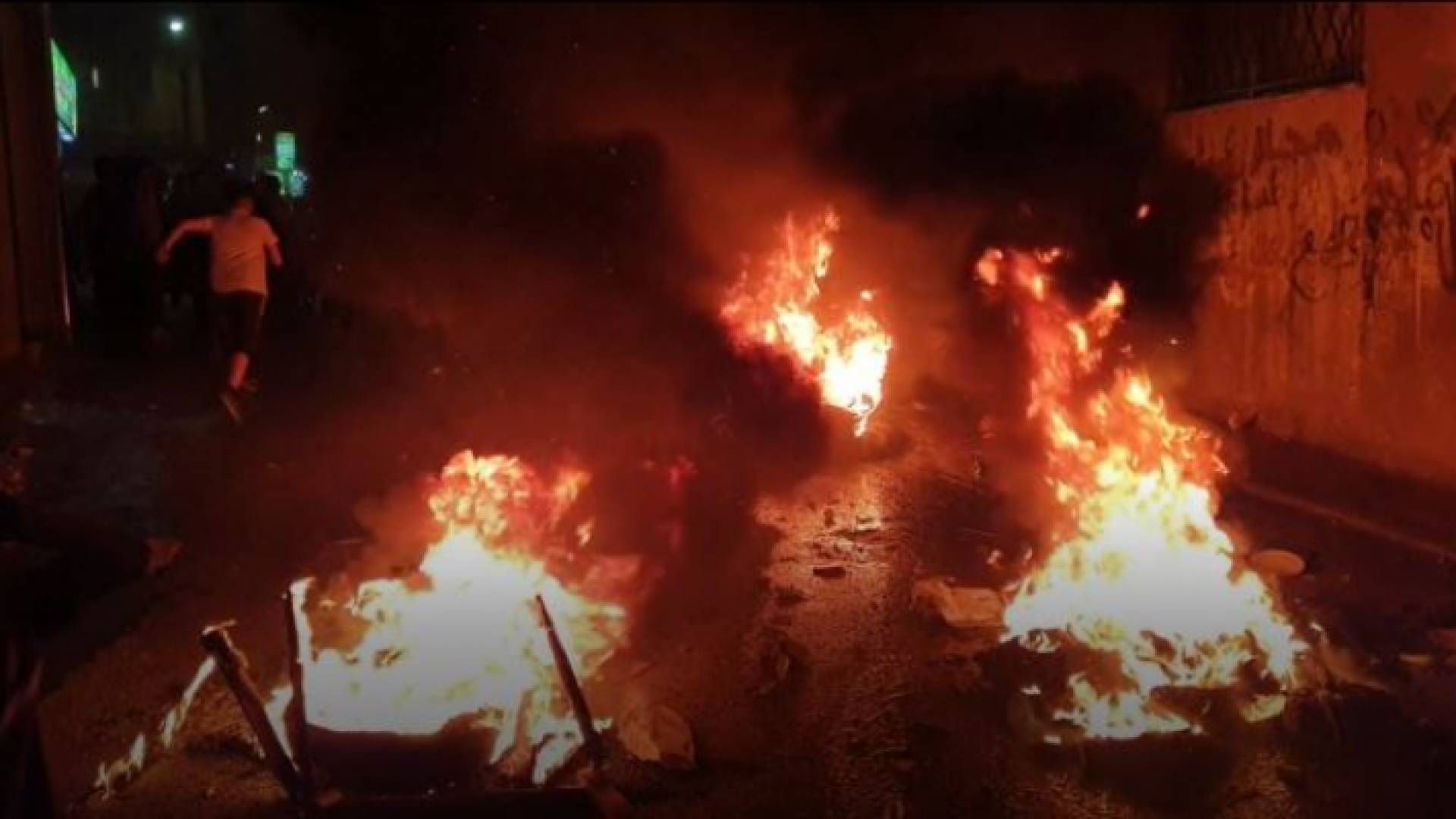 محتجون يغلقون شارعا بمخيم إربد بالحجارة والإطارات بسبب مياه الصرف الصحي