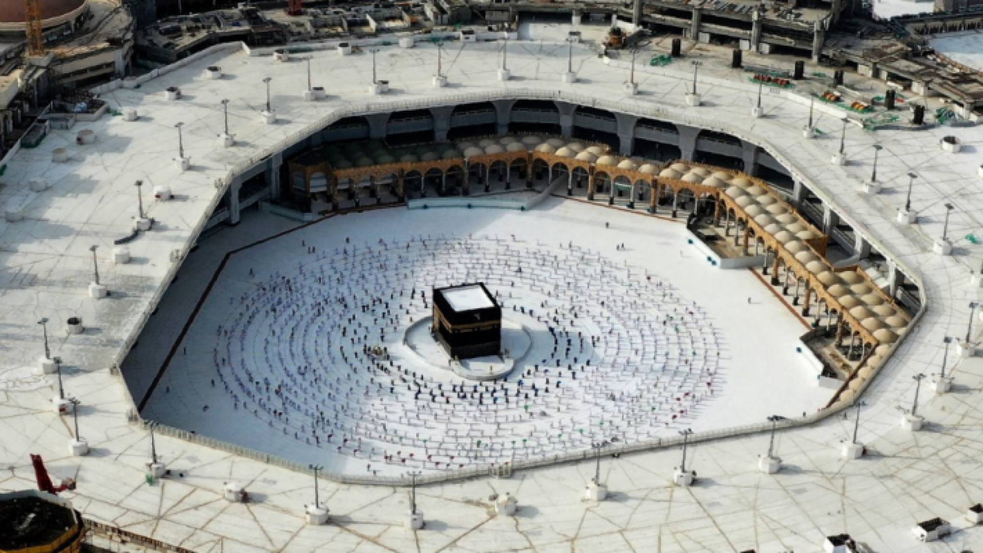 حجاج يطوفون (طواف الإفاضة) حول الكعبة المشرفة