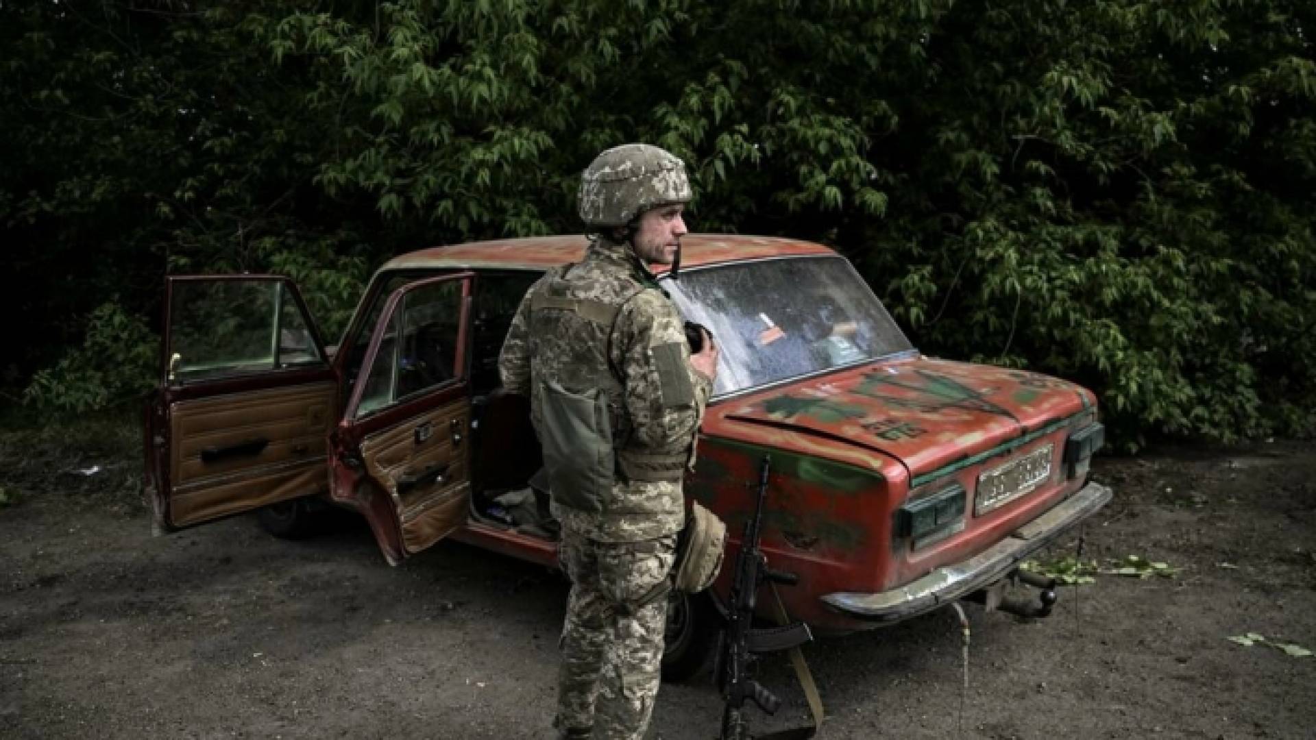 جندي أوكراني يستعد مع آخرين للتوجه إلى الجبهة عند نقطة تفتيش في ليسيتشانسك بإقليم دونباس شرق أوكرانيا