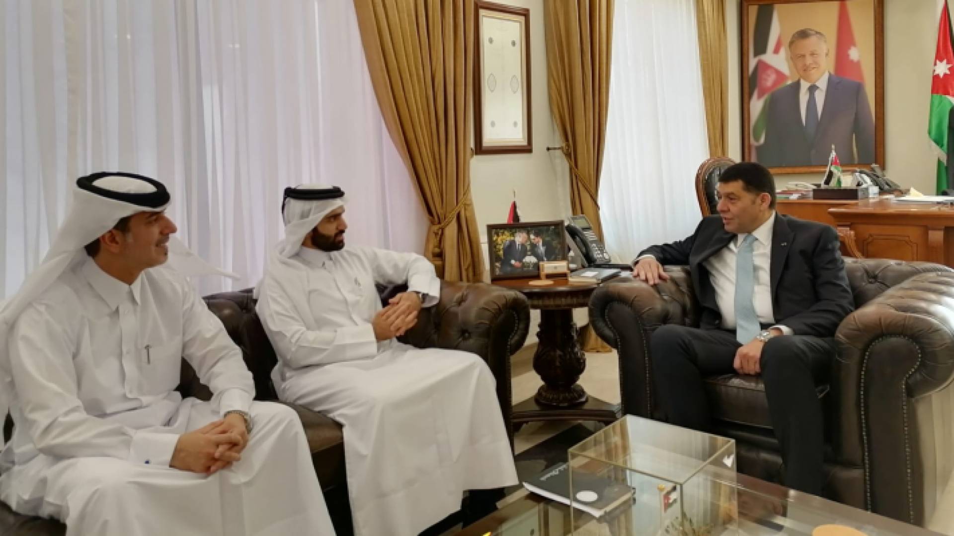 وزير العمل نايف استيتية خلال لقائه وفدا قطريا