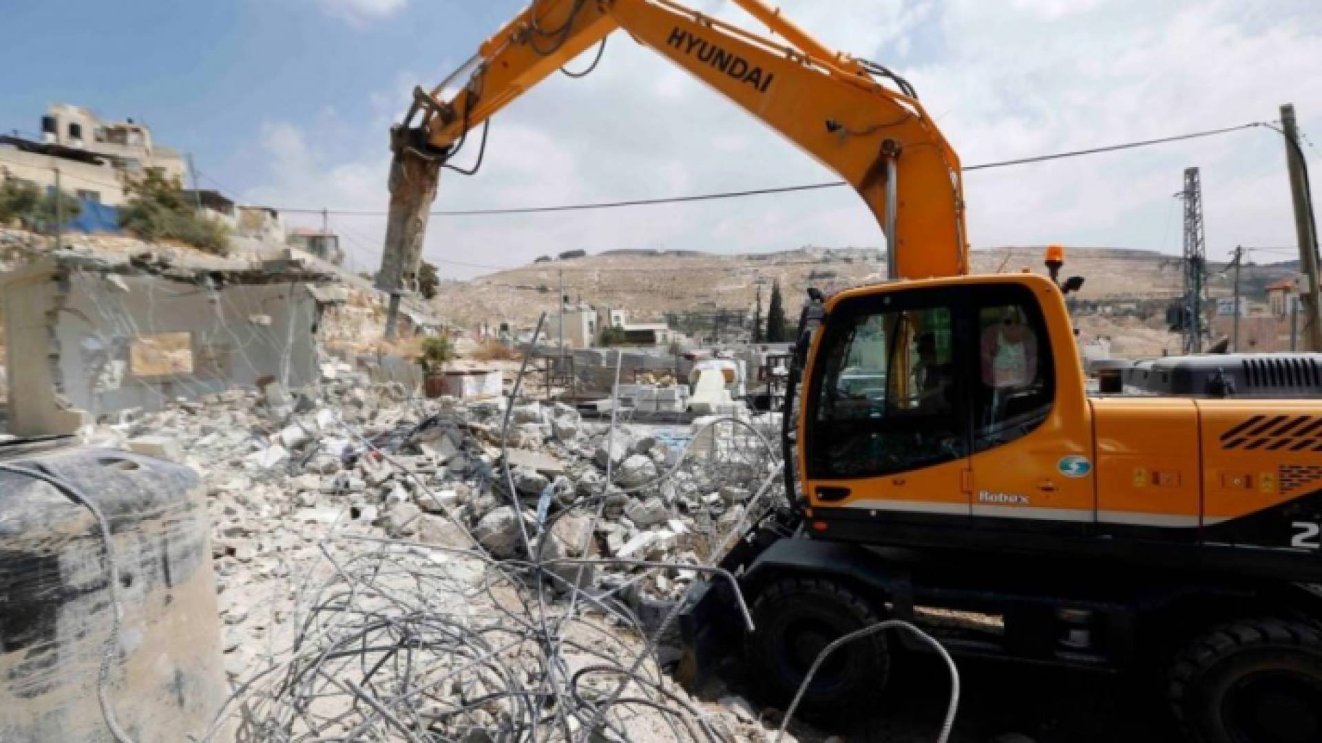 الاحتلال يهدم مسجدا في إحدى المدن الفلسطينية - أرشيفية