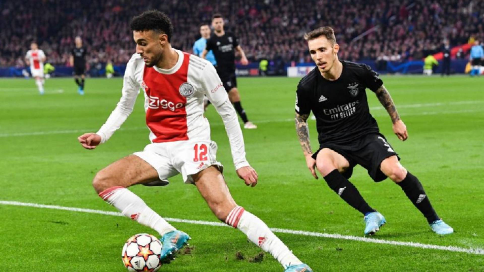 المغربي نصير مزراوي (يسار)