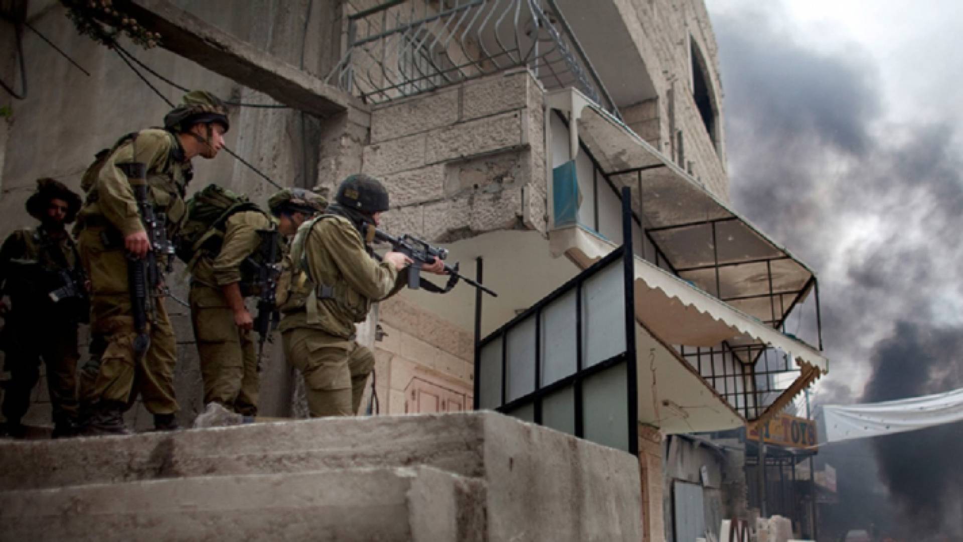 الاحتلال يقتحم أحد المنازل في فلسطين - أرشيفية