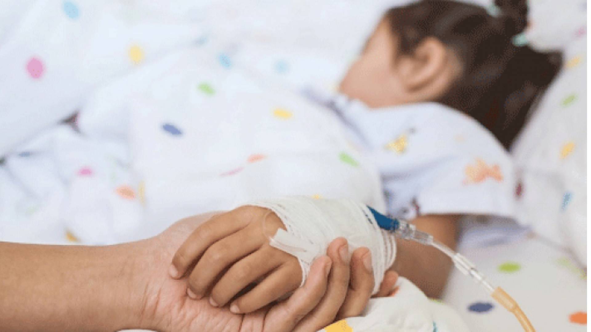 طفلة على سرير الشفاء - تعبيرية