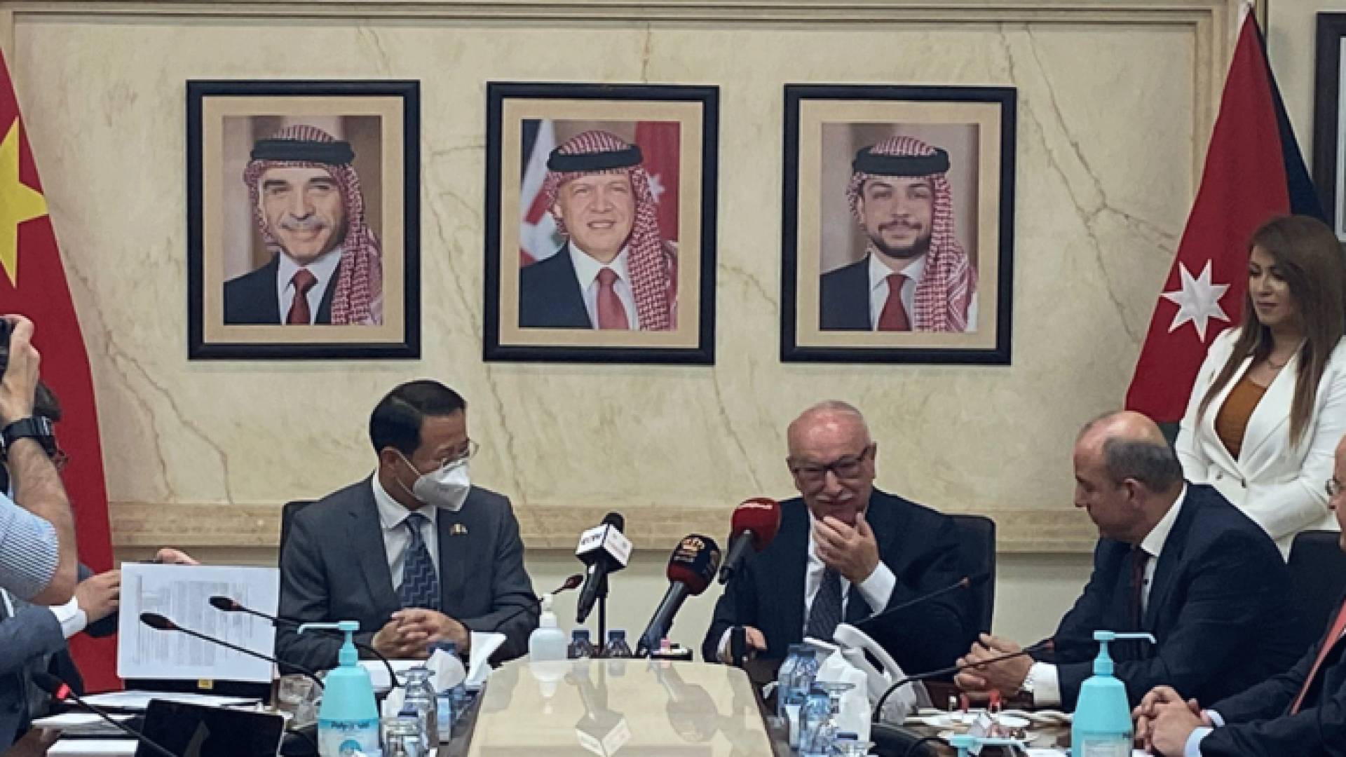 وزير الأشغال العامة والإسكان المهندس يحيى الكسبي والسفير الصيني في عمان