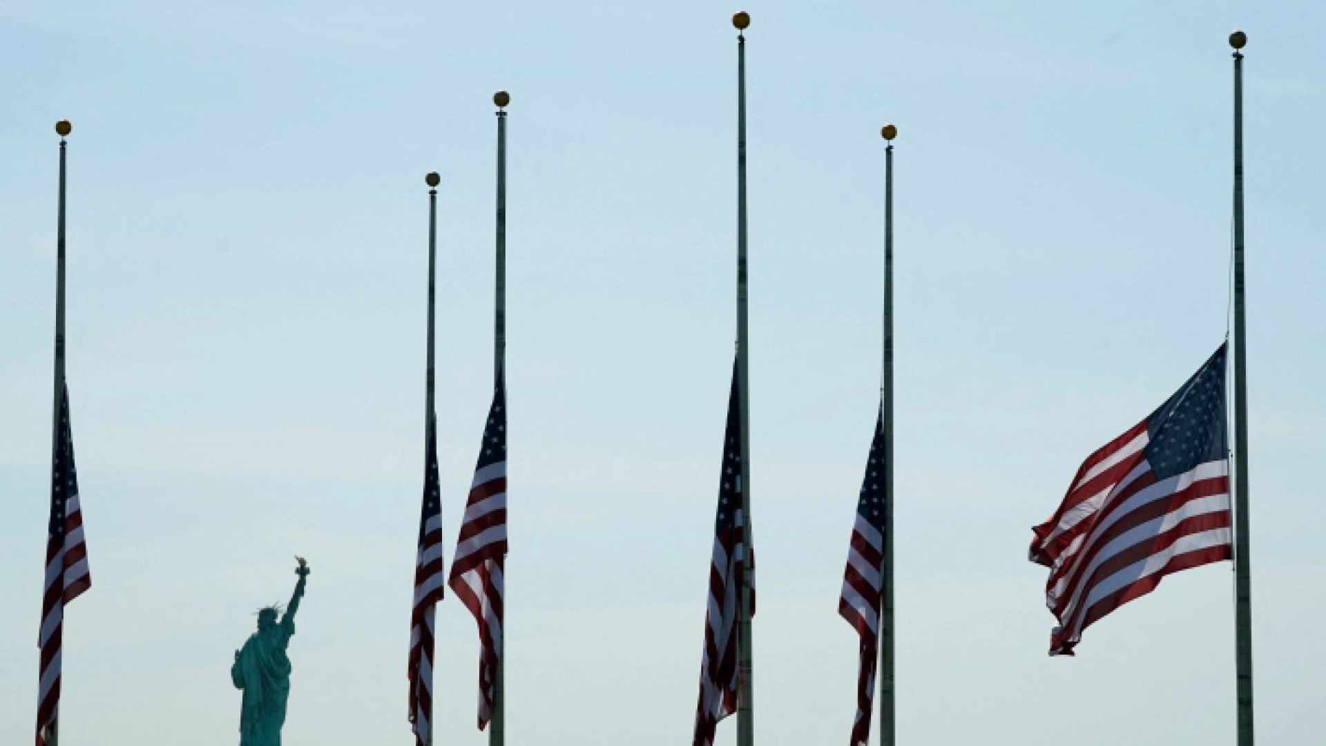 أعلام أمريكية مُنكسة بسبب حادث تكساس