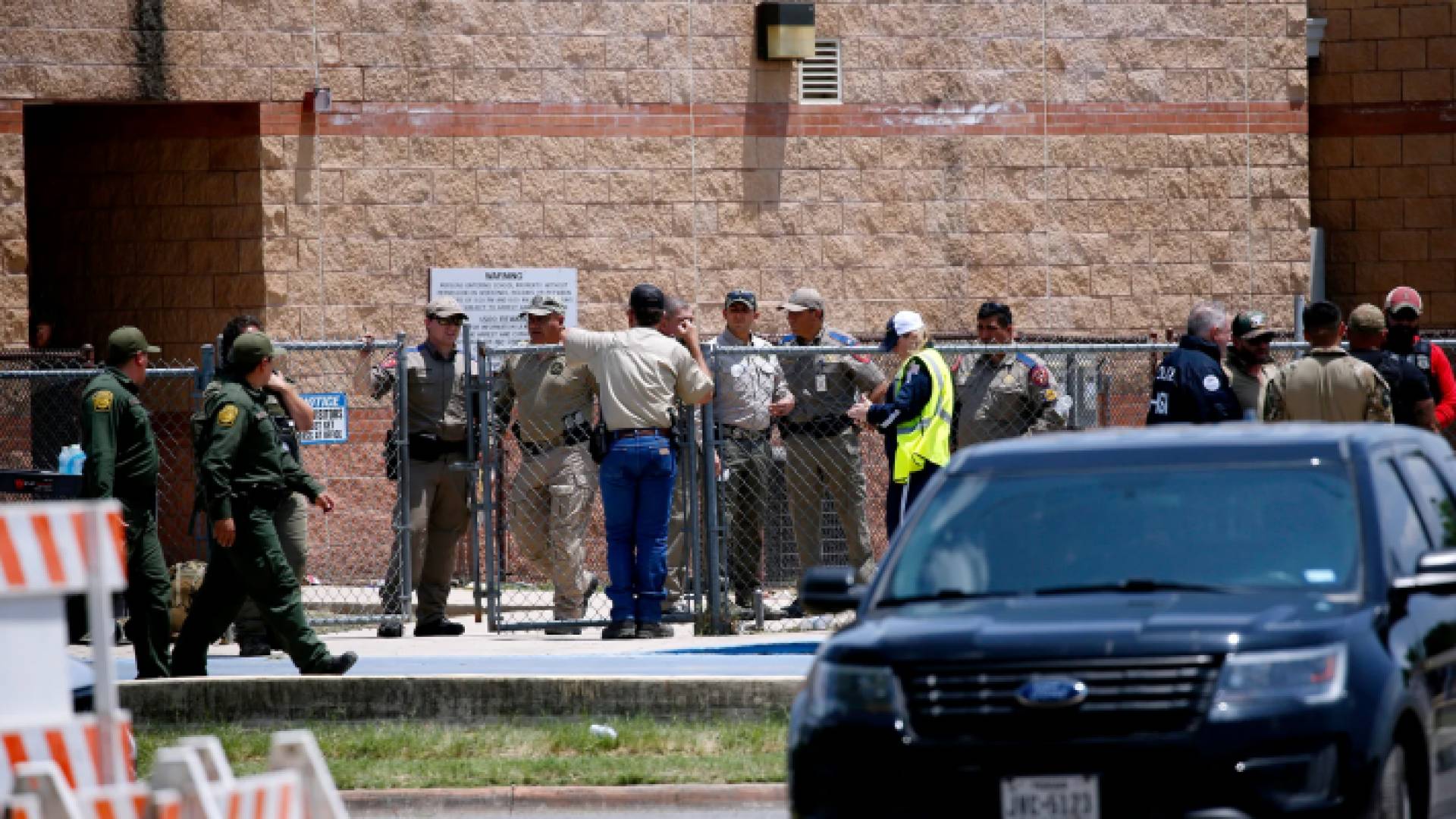 سلطات إنفاذ القانون بالقرب من المدرسة