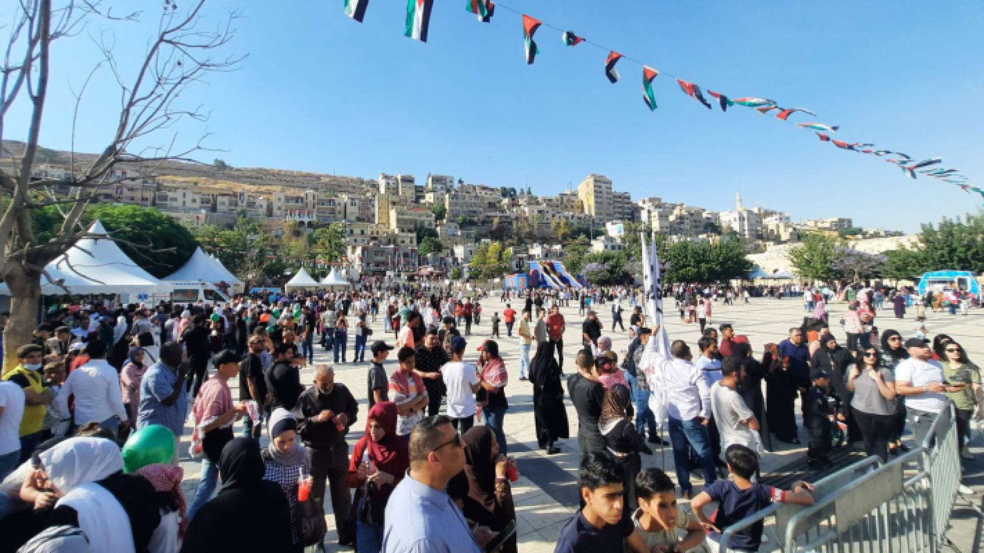 مواطنون يتوافدون إلى الساحة الهاشمية للاحتفال بعيد استقلال الأردن الـ76