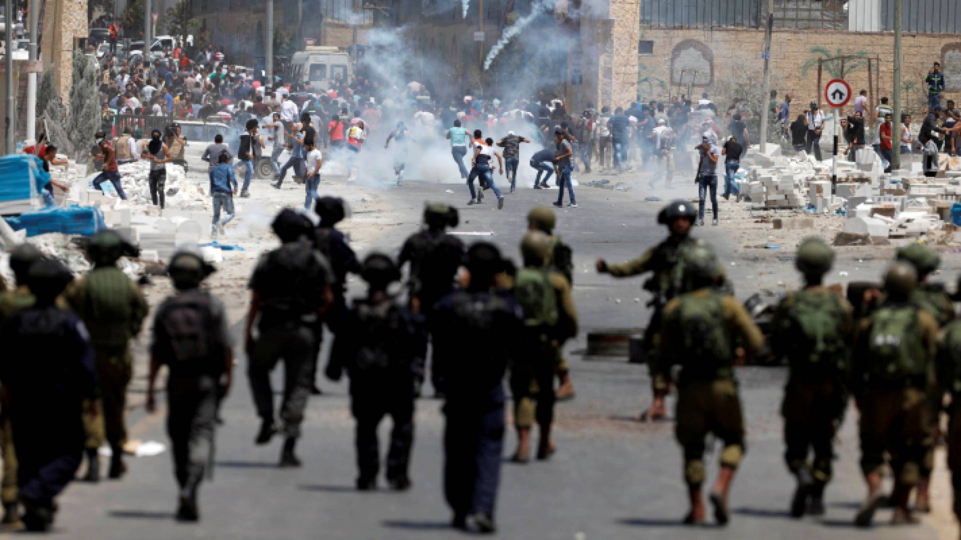 فلسطينيون خلال مواجهاتهم الاحتلال - أرشيفية