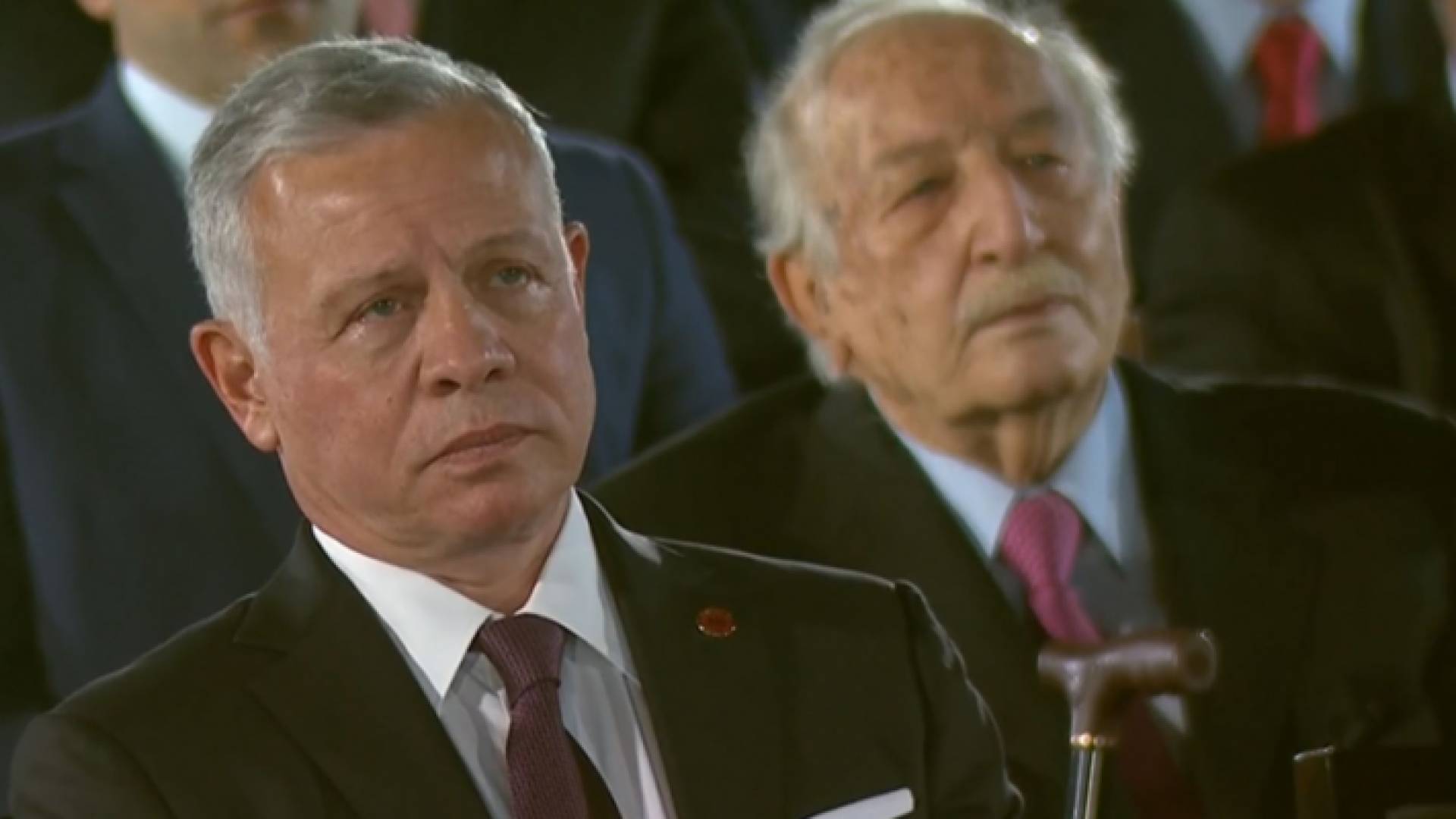 جلالة الملك عبد الله الثاني متأثرا بقصة الشاب الأردني علي الشجراوي في الاحتفال الرسمي بعيد الاستقلال