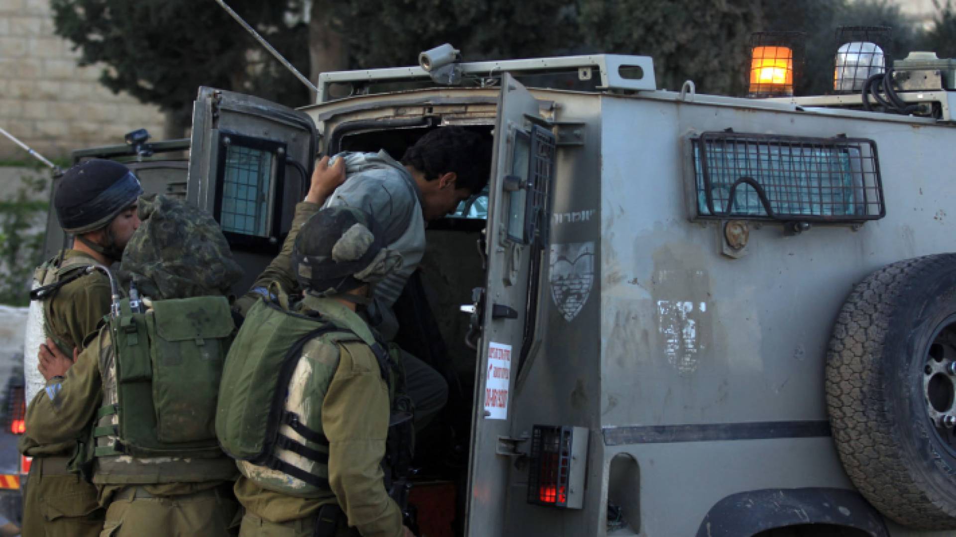 الاحتلال يعتقل فلسطينيا - أرشيفية