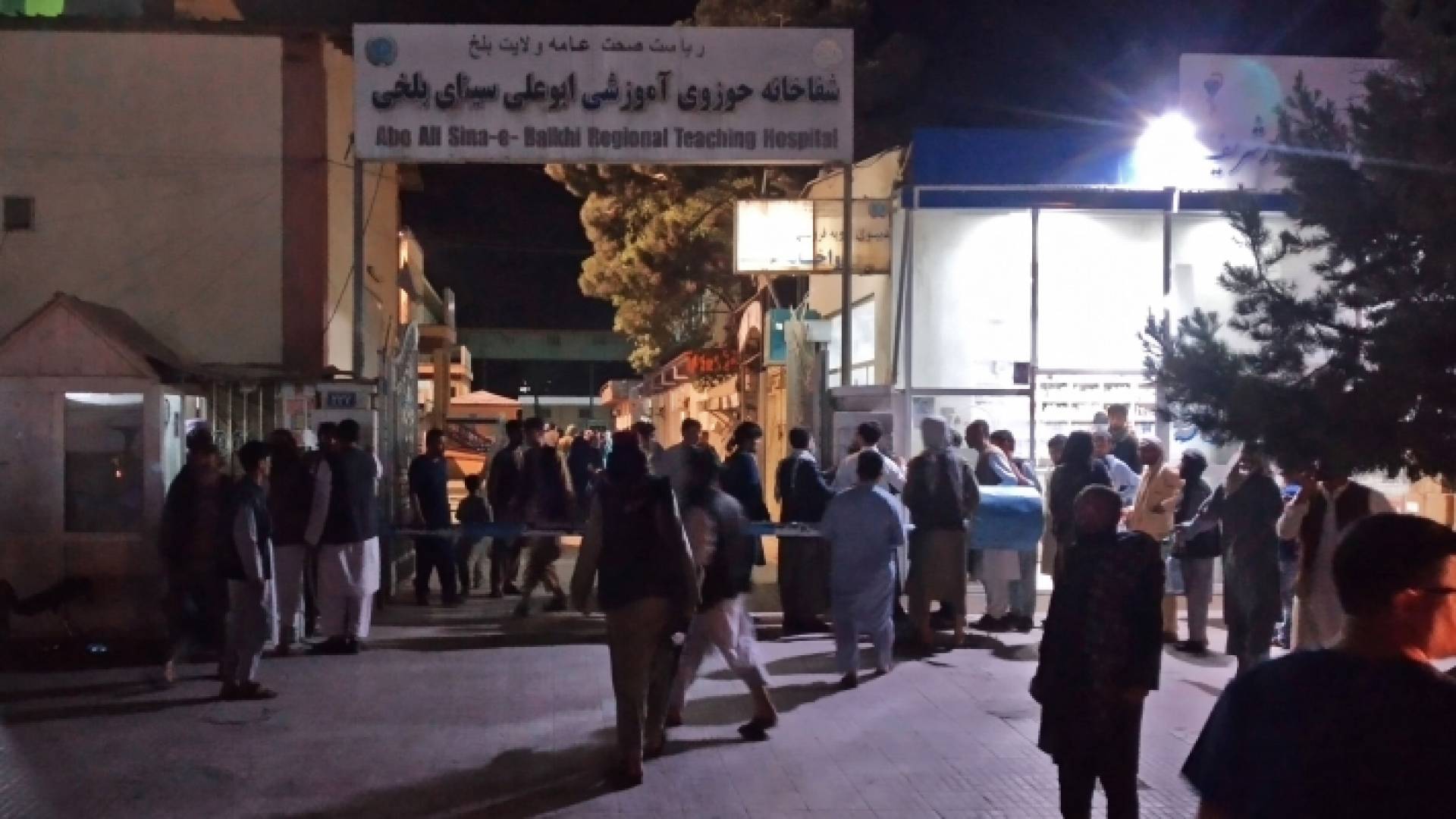 تجمع أقارب ضحايا انفجارات القنابل خارج أحد المستشفيات في مزار الشريف