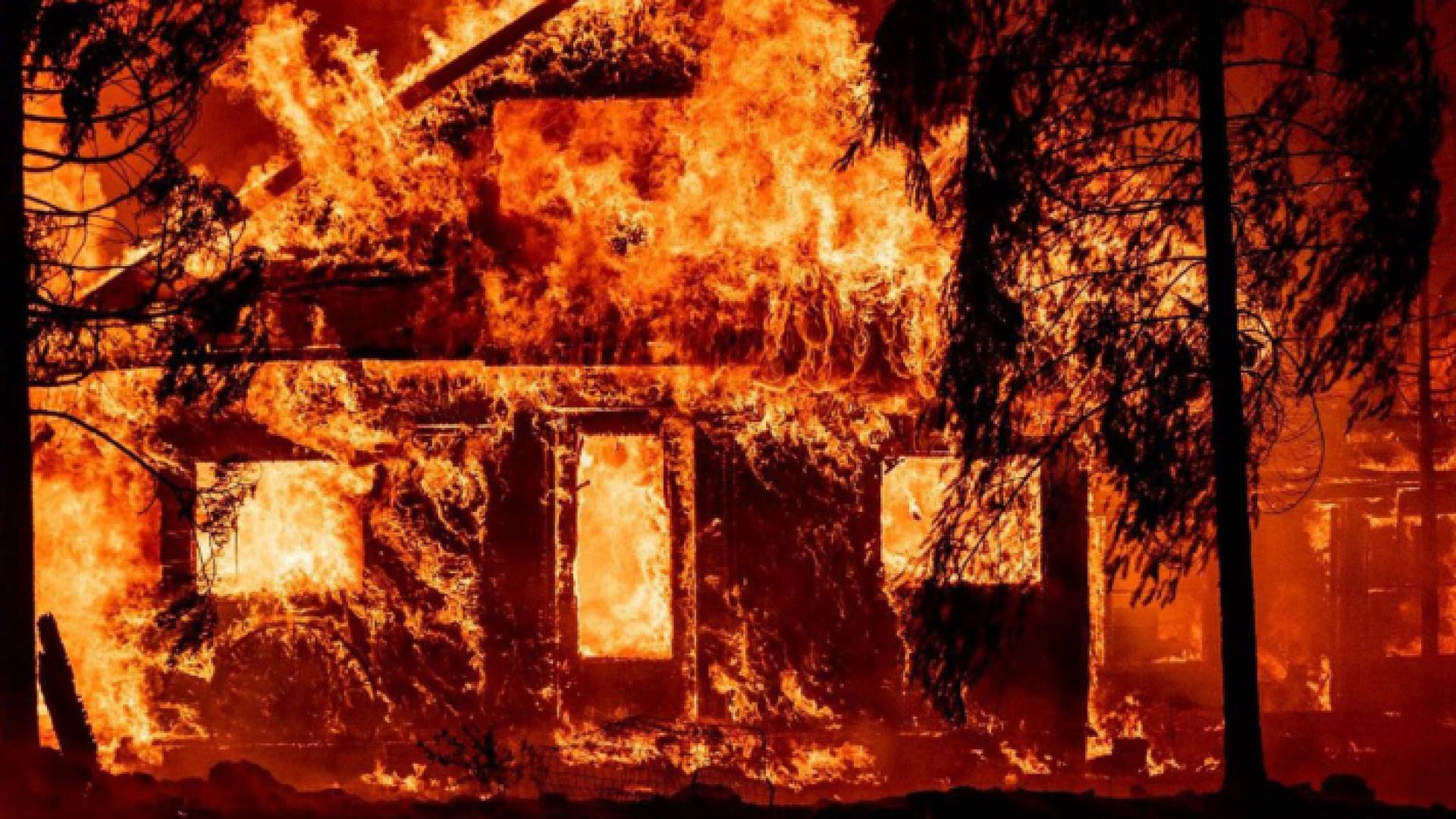 حريق يشتعل في أحد المباني