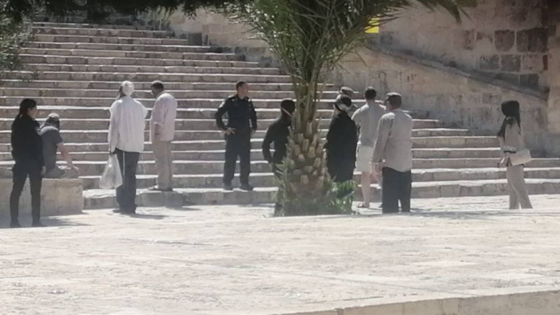 مستوطنون يقتحمون باحات الأقصى