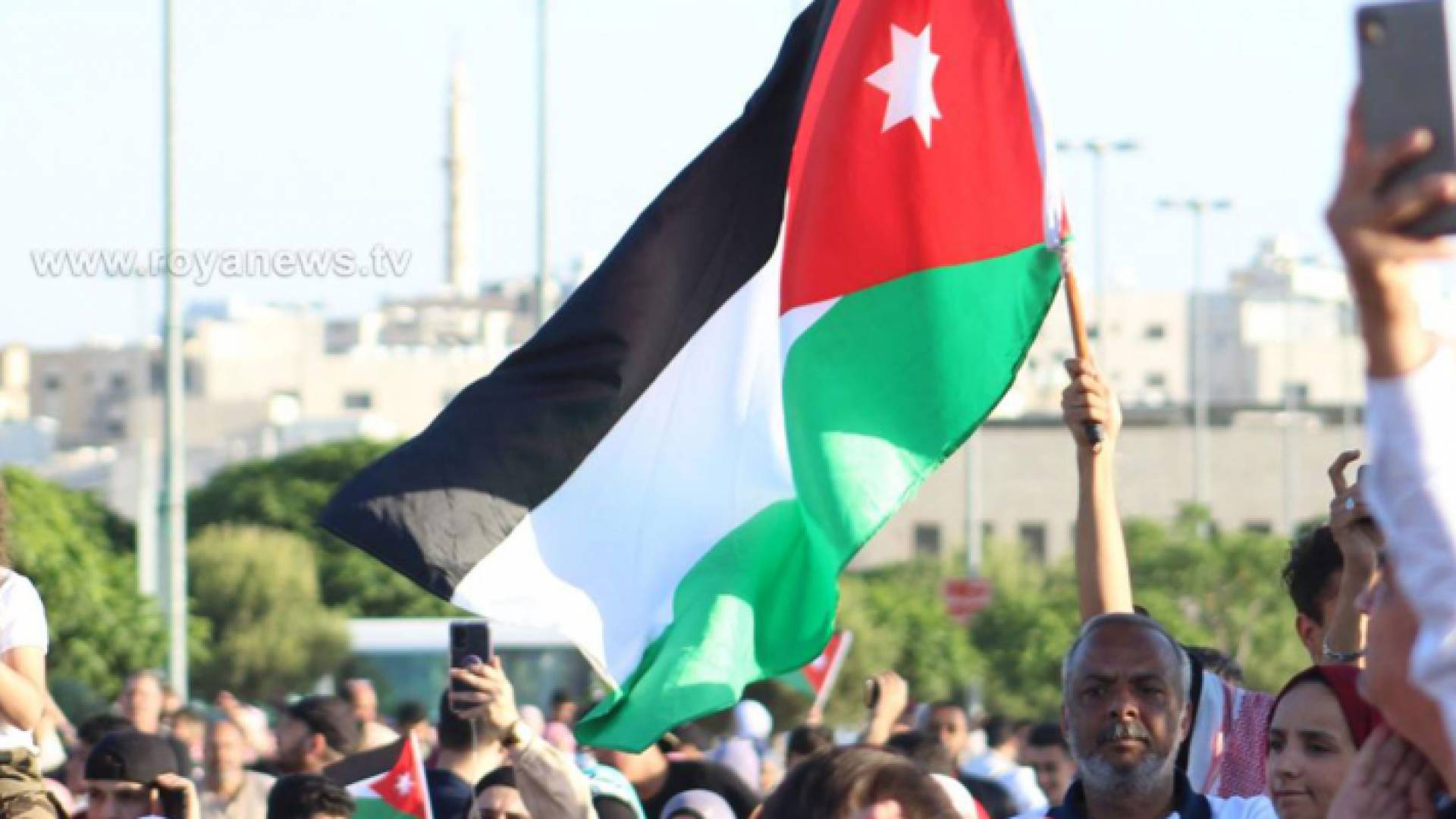 أردنيون يحتفلون بعيد الاستقلال الـ76