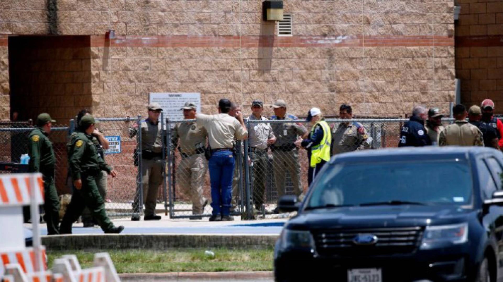 سلطات إنفاذ القانون بالقرب من المدرسة