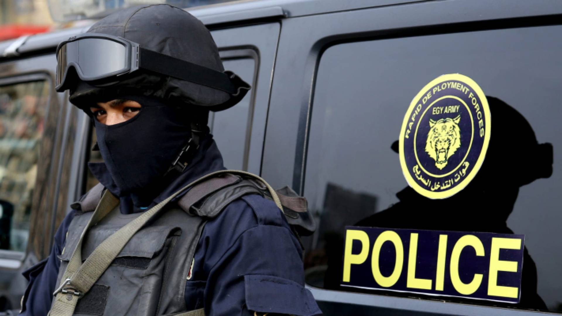 عنصر من الأمن المصري