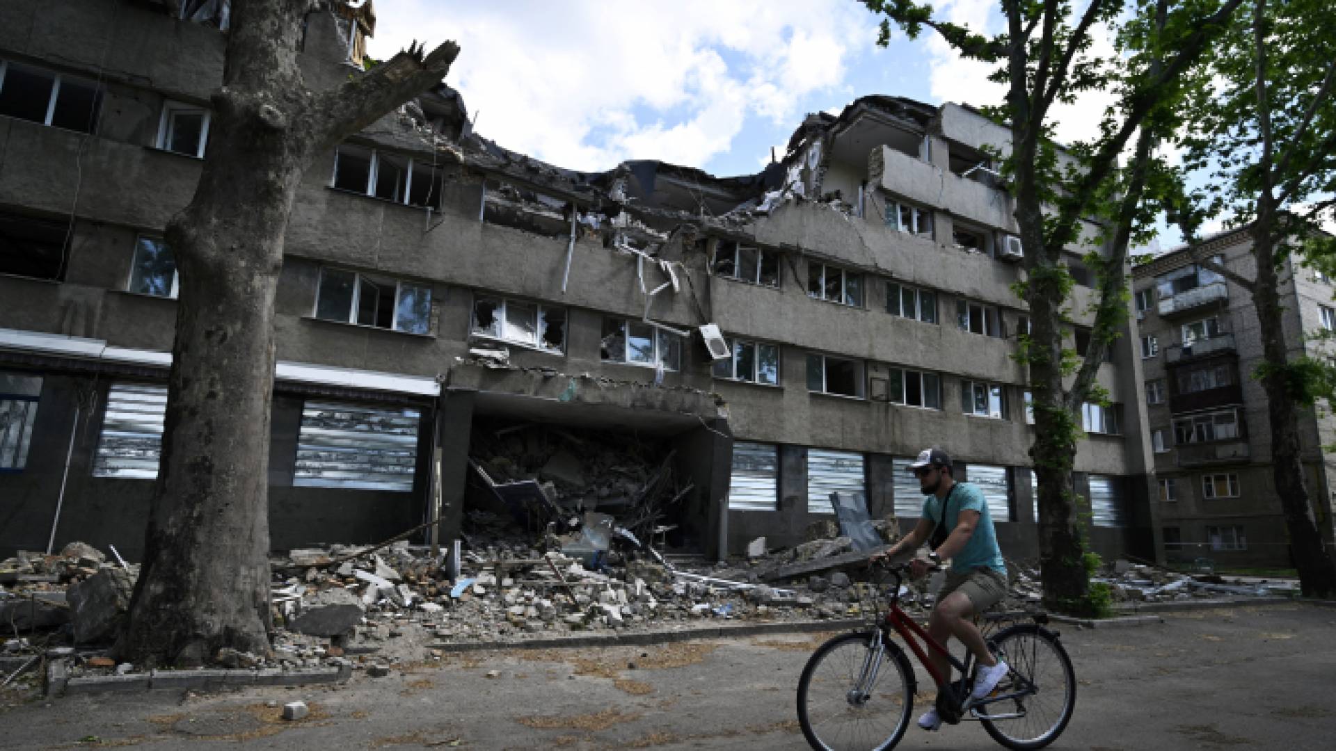 دمار خلفه القصف الروسي على إحدى المدن الأوكرانية