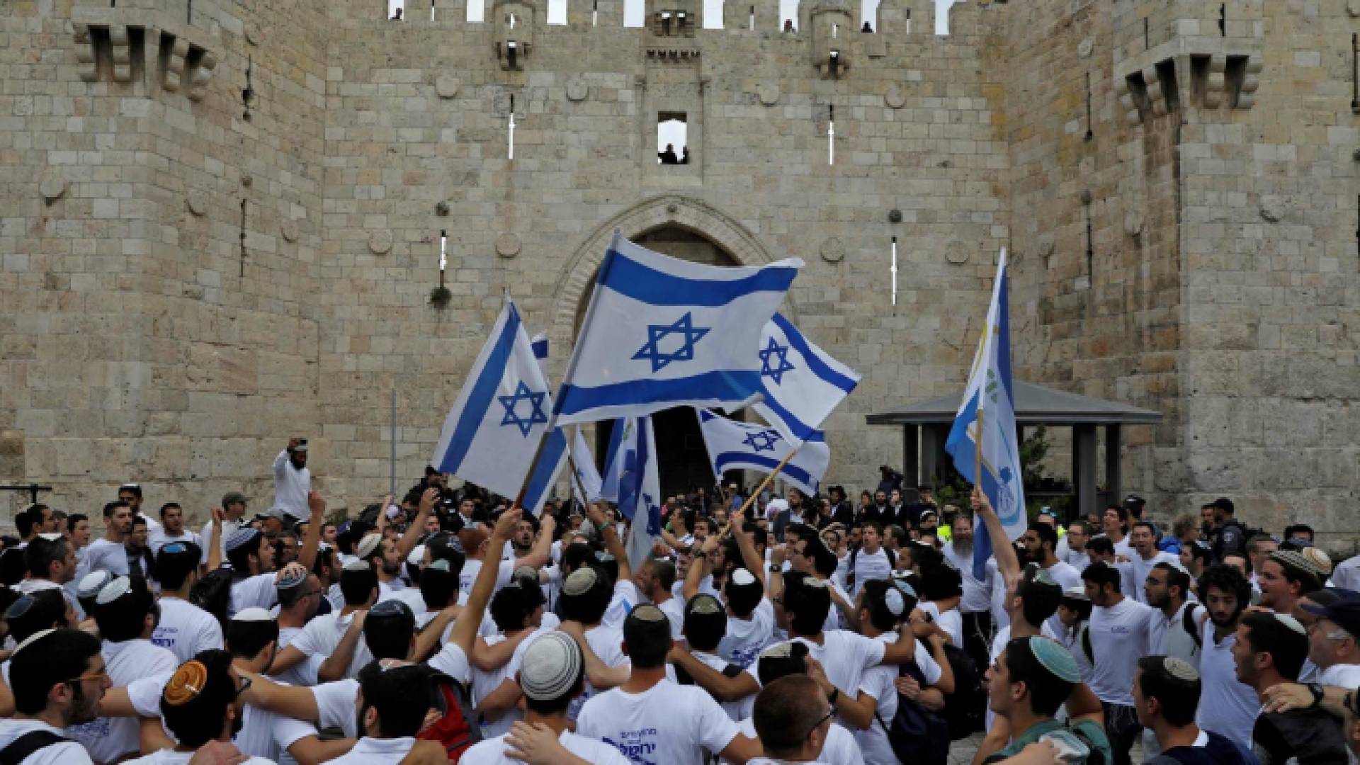 مستوطنون يحملون أعلام الاحتلال الإسرائيلي