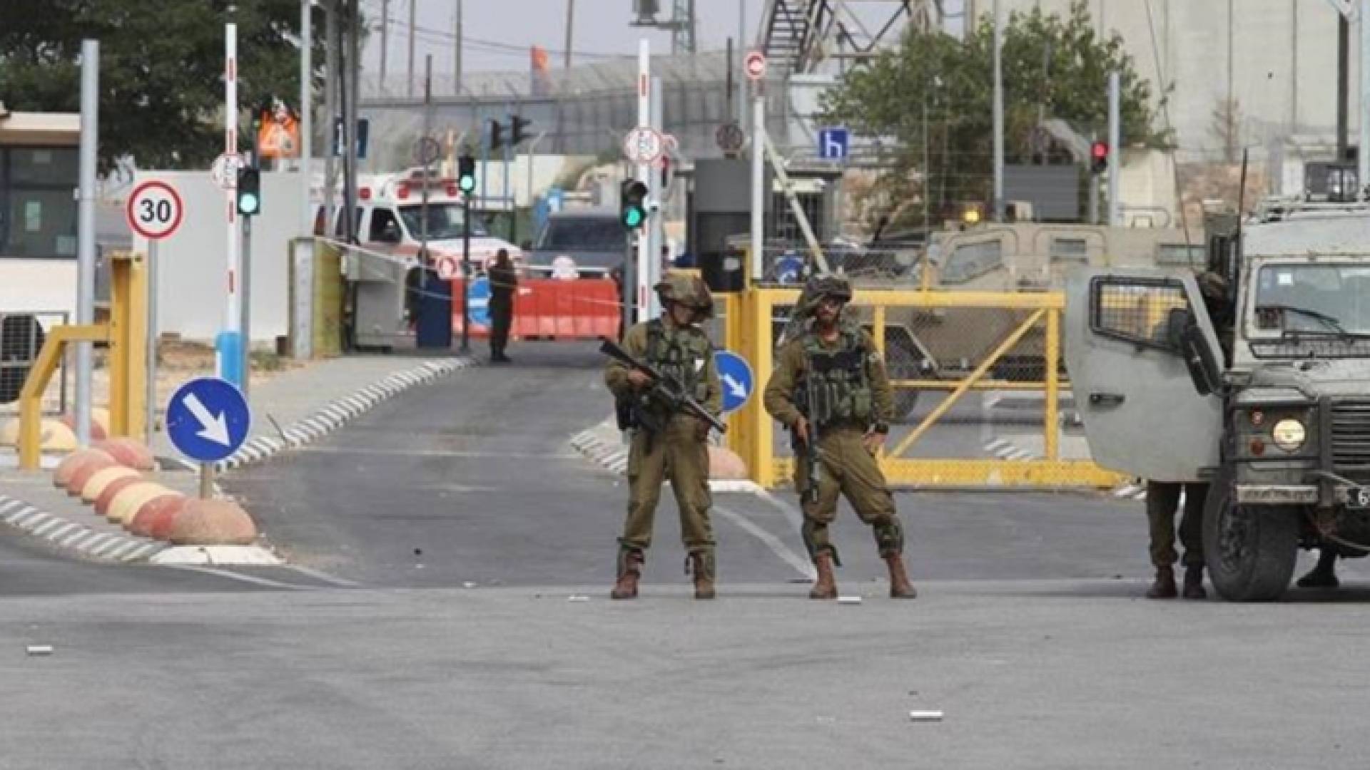 قوات الاحتلال تغلق طريقا في إحدى البلدات الفلسطينية