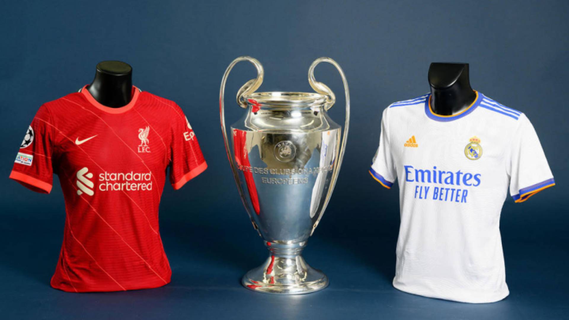 صورة تعبيرية لقميصي ريال مدريد وليفربول بينهما كأس بطولة دوري أبطال أوروبا