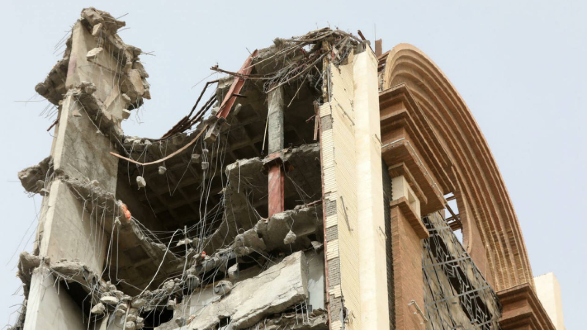 صورة تظهر قسما من المبنى المكون من 10 طوابق الذي انهار في آبادان بإيران في 23 أيار/مايو 2022