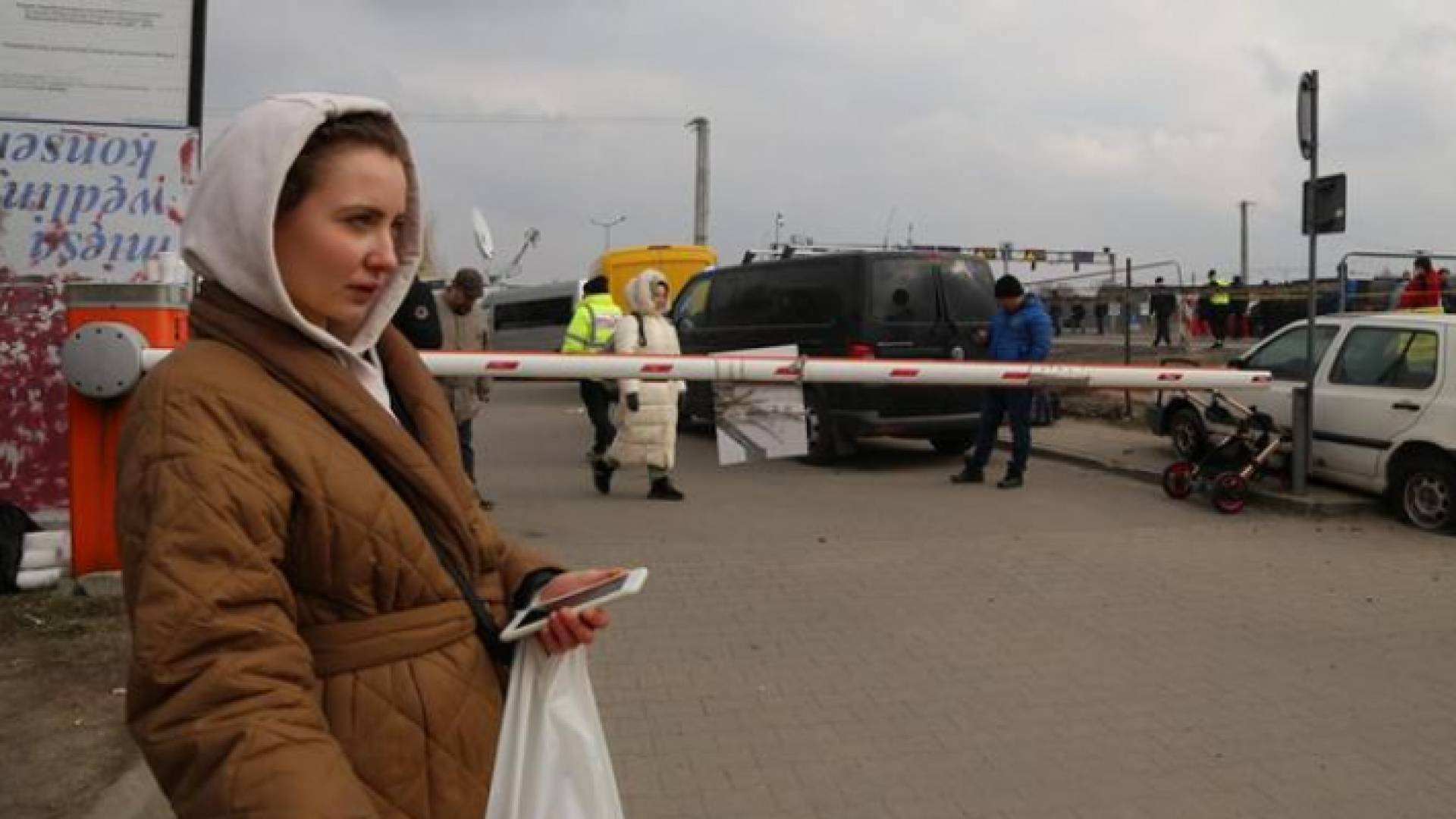 لاجئات أوكرانيات تركن رجالهن وراءهن وهربن مع الأطفال من جحيم الحرب بحثا عن ملاذ آمن