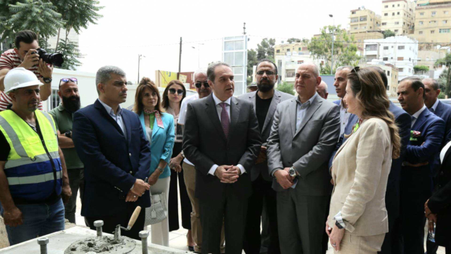 وزير الصحة الدكتور فراس الهواري اثناء وضع حجر الاساس لمشروع تطوير وإعادة تأهيل مركز صحي الأميرة بسمة الشامل