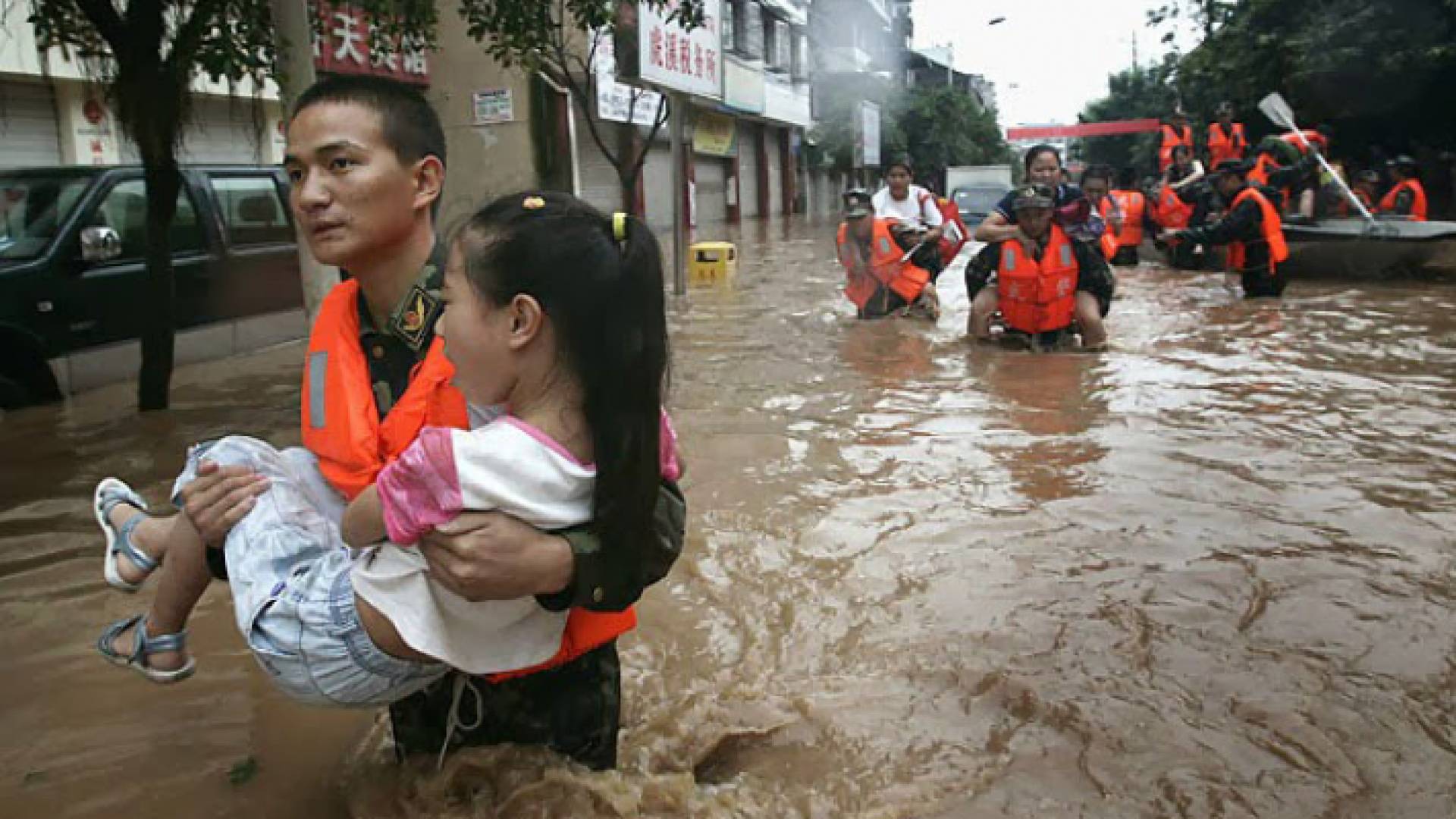 رجل صيني ينقذ طفلة جراء الأمطار الغزيرة