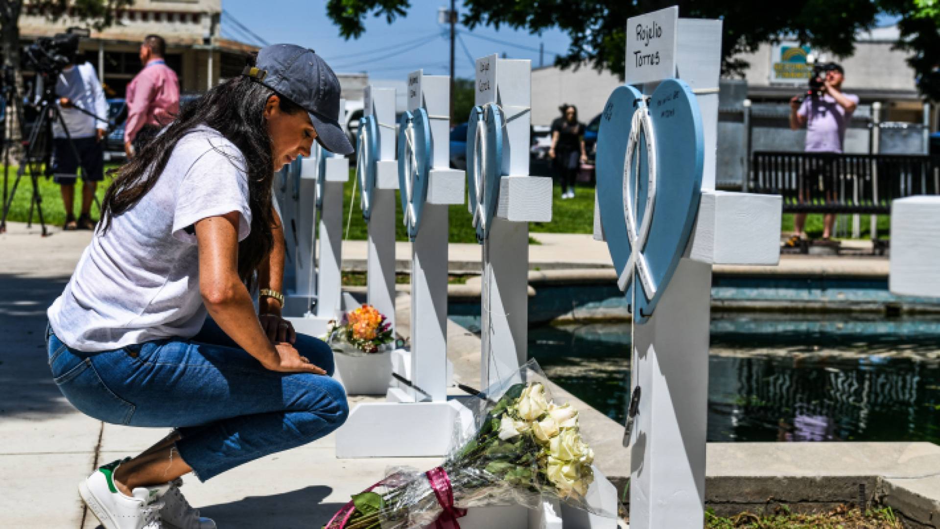 ميغان ماركل زوجة الأمير البريطاني هاري تضع الزهور عند نصب تذكاري لضحايا جريمة تكساس