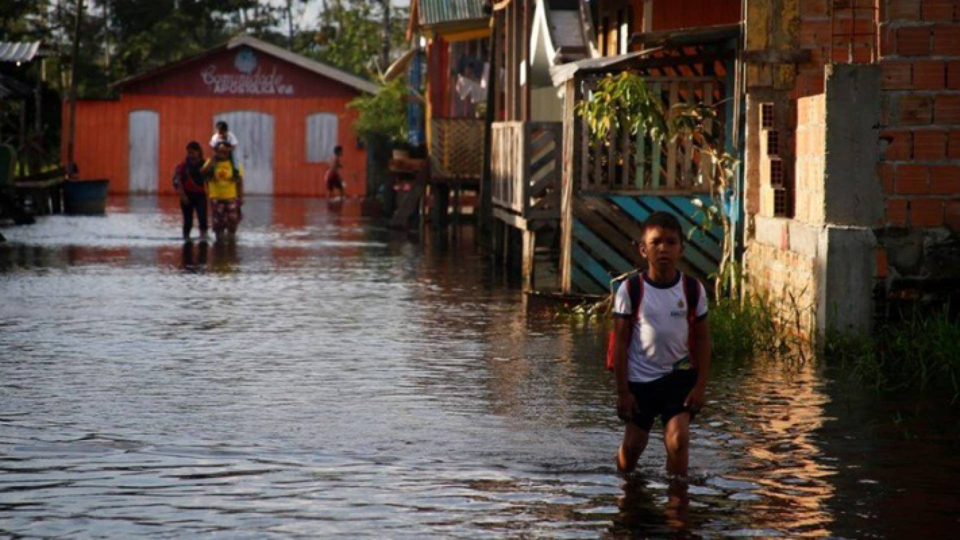 تسببت الأمطار الغزيرة بنزوح نحو ألف شخص بسبب الفيضانات والانزلاقات الأرضية