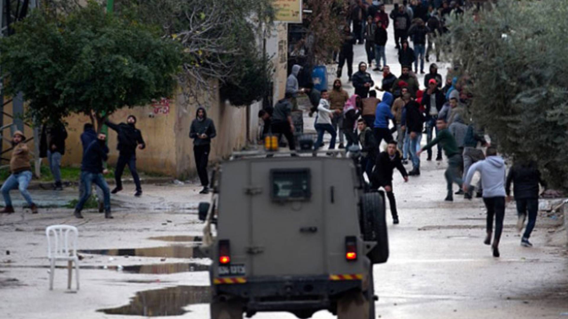 فلسطينيون خلال مواجهات مع قوات الاحتلال - أرشيفية