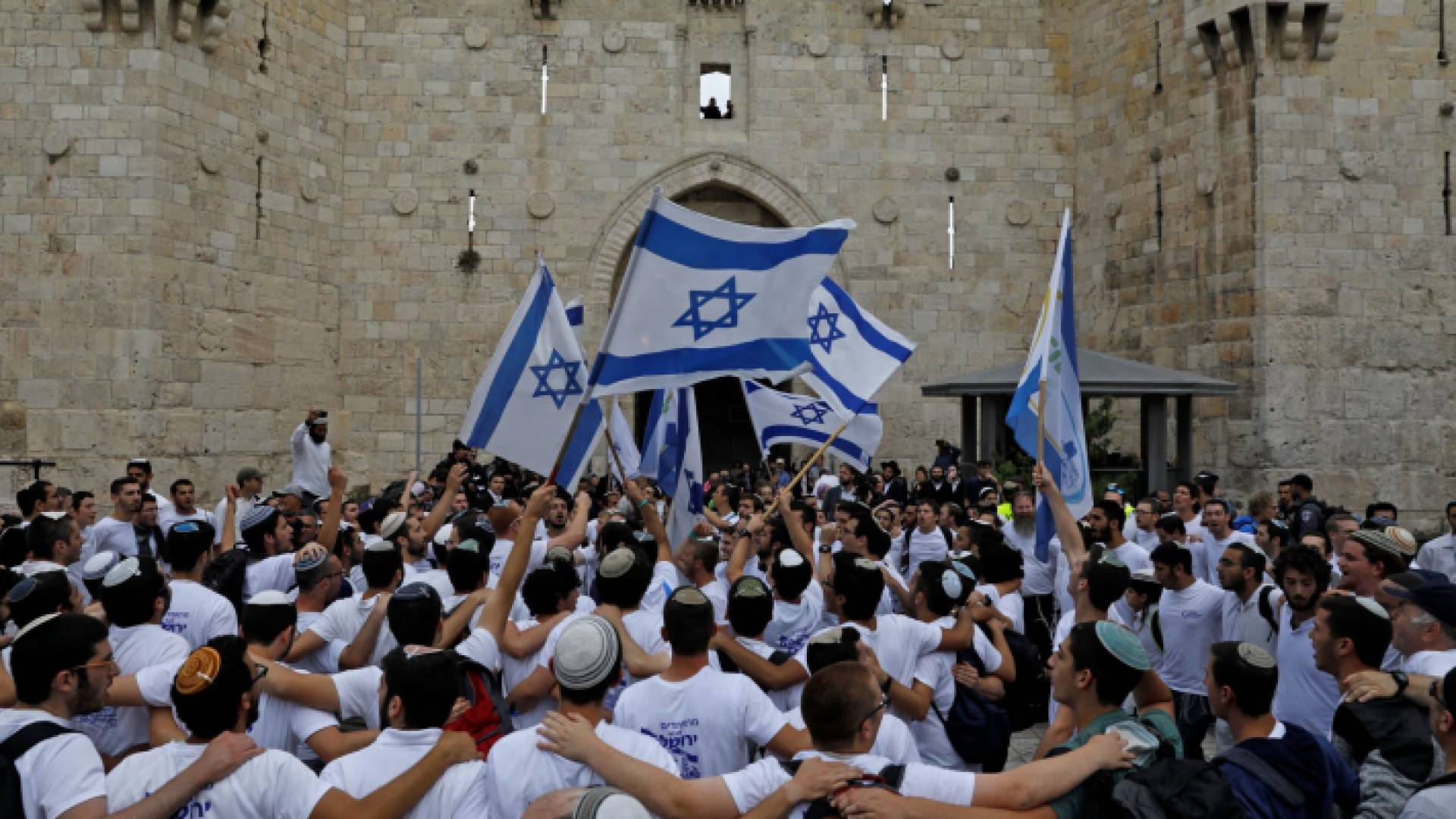 متطرفون يهود يرفعون الأعلام الصهيونية في القدس