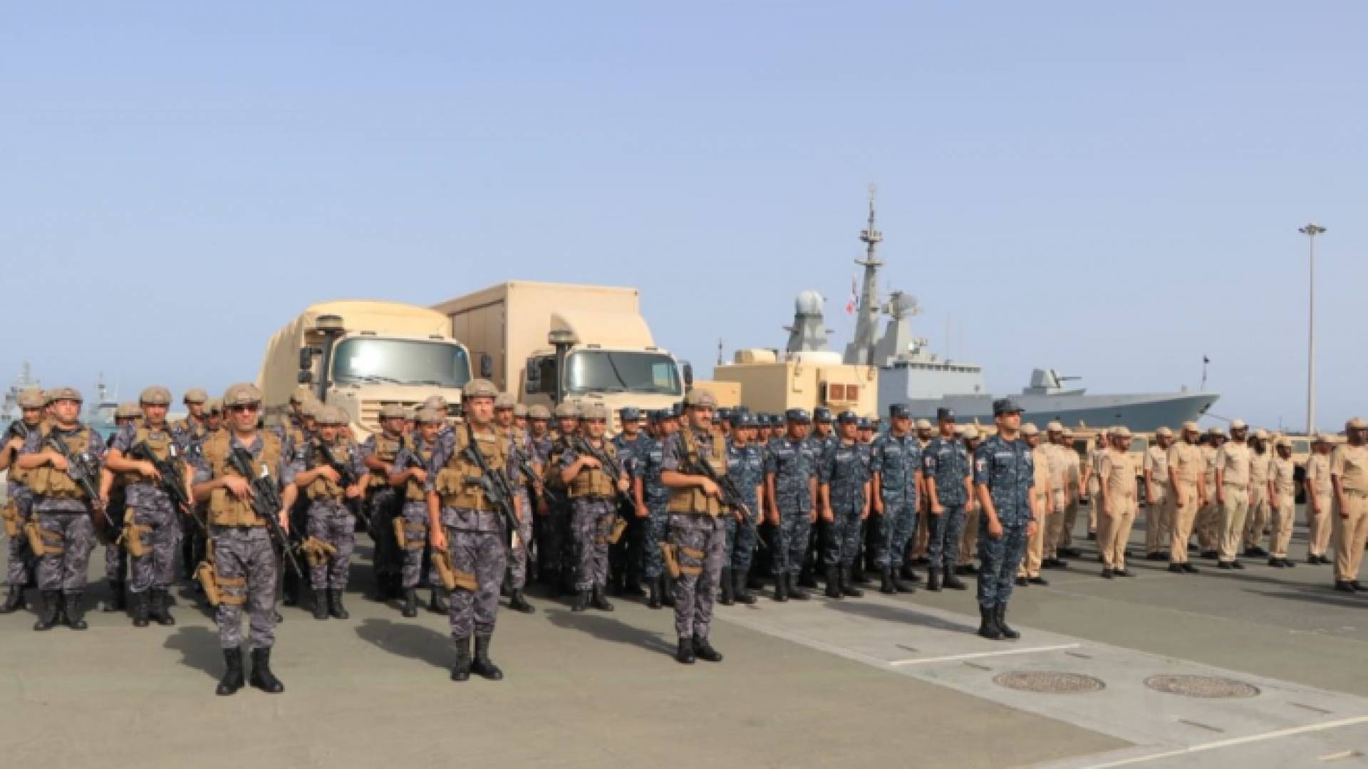 قوة من قيادة القوة البحرية والزوارق الملكية المتمثلة بكتيبة المشاة البحرية/77 ومجموعة الضفادع البشرية