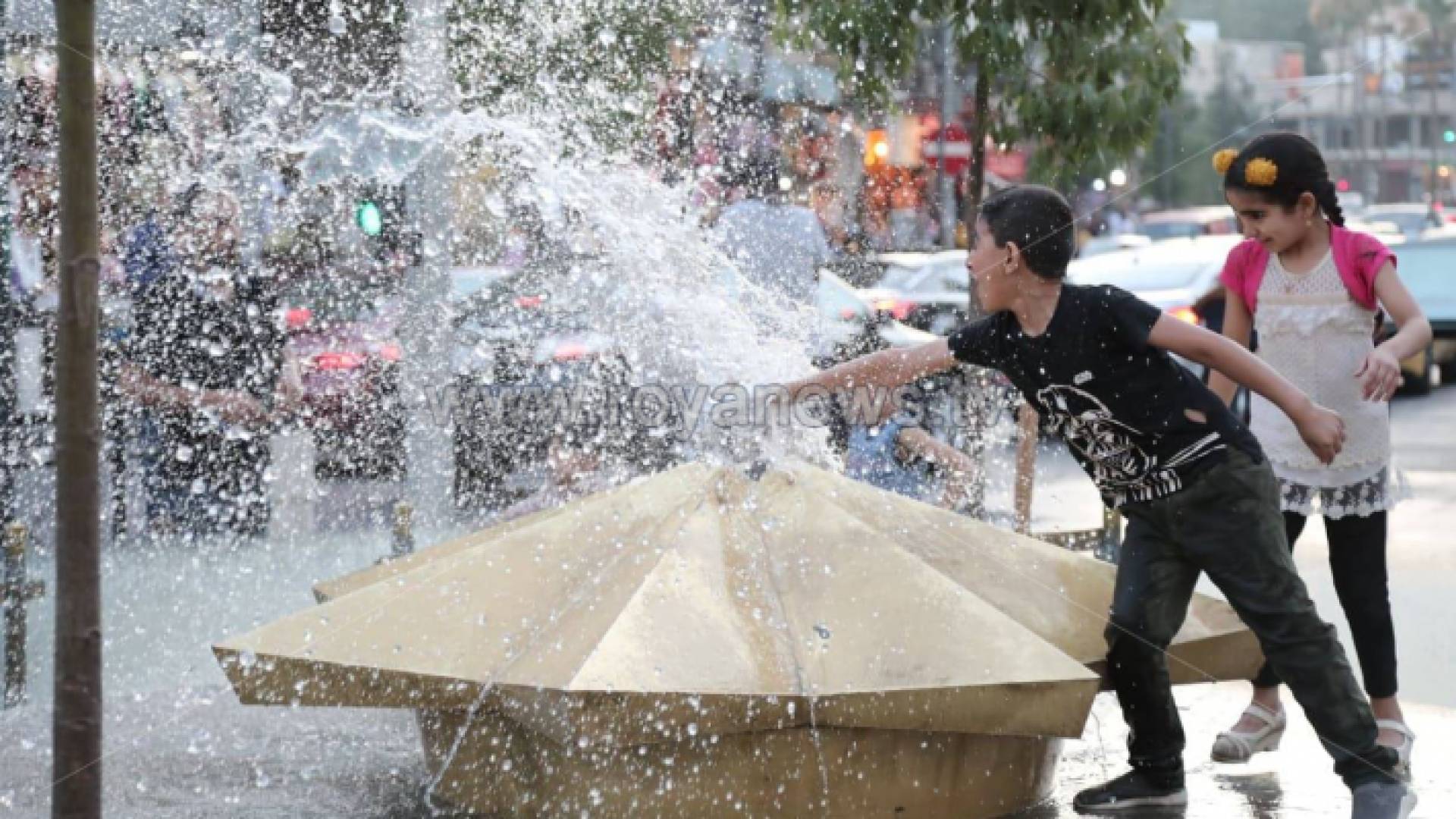 اطفال يلعبون بالماء - ارشيفية