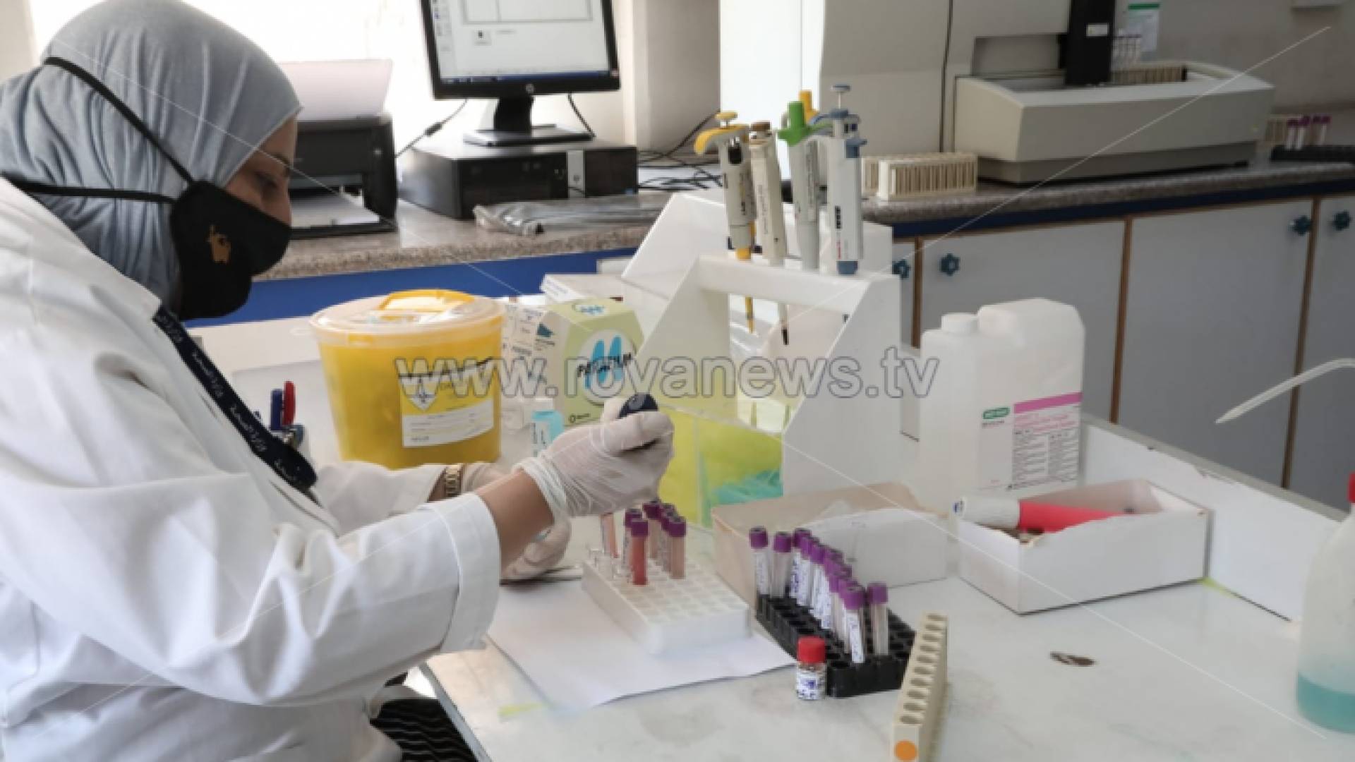 كوادر صحية تجمع عينات فحص "بي سي آر"