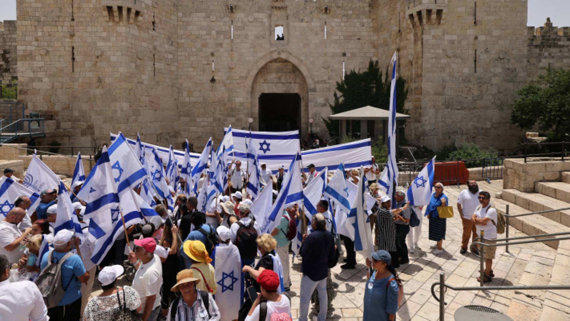 مستوطنون يرفعون علم الاحتلال عند باب العامود - AFP